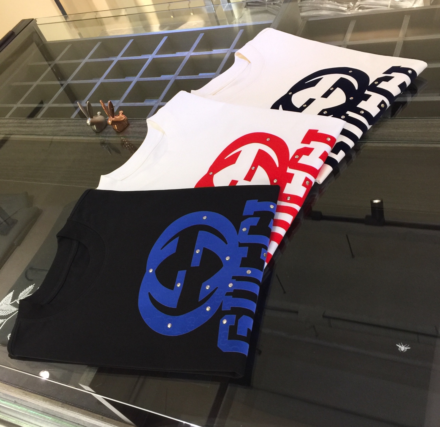 NO:119354,G family Fat Brother Gospel Summer New Product, Snatch All Versions in a flash!  Classic and fashionable versatile round neck short sleeves!  Customized Ketian Silk Cotton fabric, soft and delicate fabric, can be used to match various clothing anytime and anywhere to meet your daily life needs. The fabrics and factories we choose are all used by first-tier brands, so we recommend buying them!  Black/white/obey!  Size S~XXXL (model/125 catties wear M), gucci, T-shirt, alexander wang19860909G家胖哥哥福音夏季新品 秒杀一切版本！经典时尚百搭圆领短袖！订制克天丝棉面料 面料柔软细腻 随时随地都可以拿来搭配各种服饰 满足您日常生活需求.我们所选择的面料及工厂都是一线品牌所使用的,推荐入手！黑色/白色/米白色！尺码S～XXXL（模特/125斤穿M）,,gucci,T-shirt,alexander wang,Men's clothing