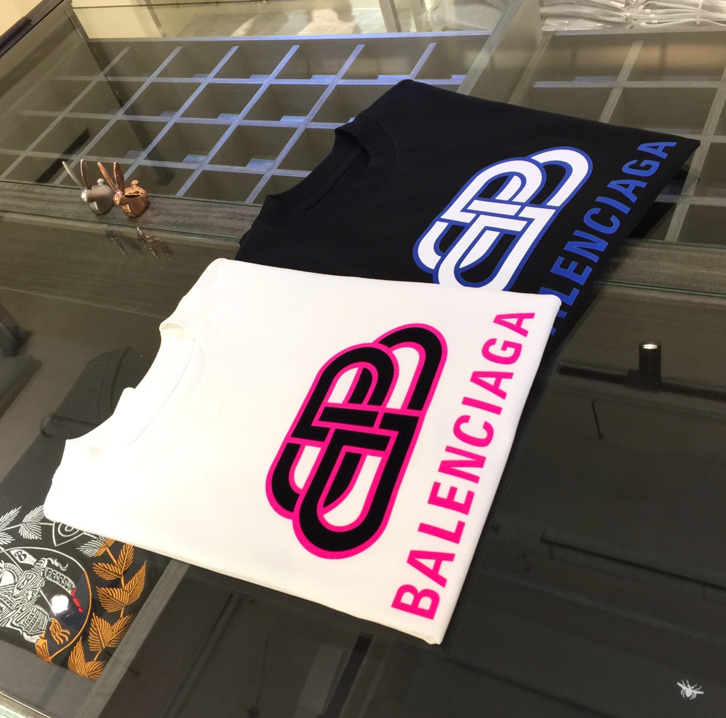 NO:119356,The Gospel of Fat Brother Paris's Gospel is a new summer product, killing all versions in seconds!  Classic and fashionable versatile round neck short sleeves!  Customized Ketian Silk Cotton fabric, soft and delicate fabric, can be used to match various clothing anytime and anywhere to meet your daily life needs. The fabrics and factories we choose are all used by first-tier brands, so we recommend buying them!  Black/white!  Size S~XXXL (model/125 catties wear M), balenciaga, T-shirt, alexander wang19860909巴黎家胖哥哥福音夏季新品 秒杀一切版本！经典时尚百搭圆领短袖！订制克天丝棉面料 面料柔软细腻 随时随地都可以拿来搭配各种服饰 满足您日常生活需求.我们所选择的面料及工厂都是一线品牌所使用的,推荐入手！黑色/白色！尺码S～XXXL（模特/125斤穿M）,,balenciaga,T-shirt,alexander wang,Men's clothing