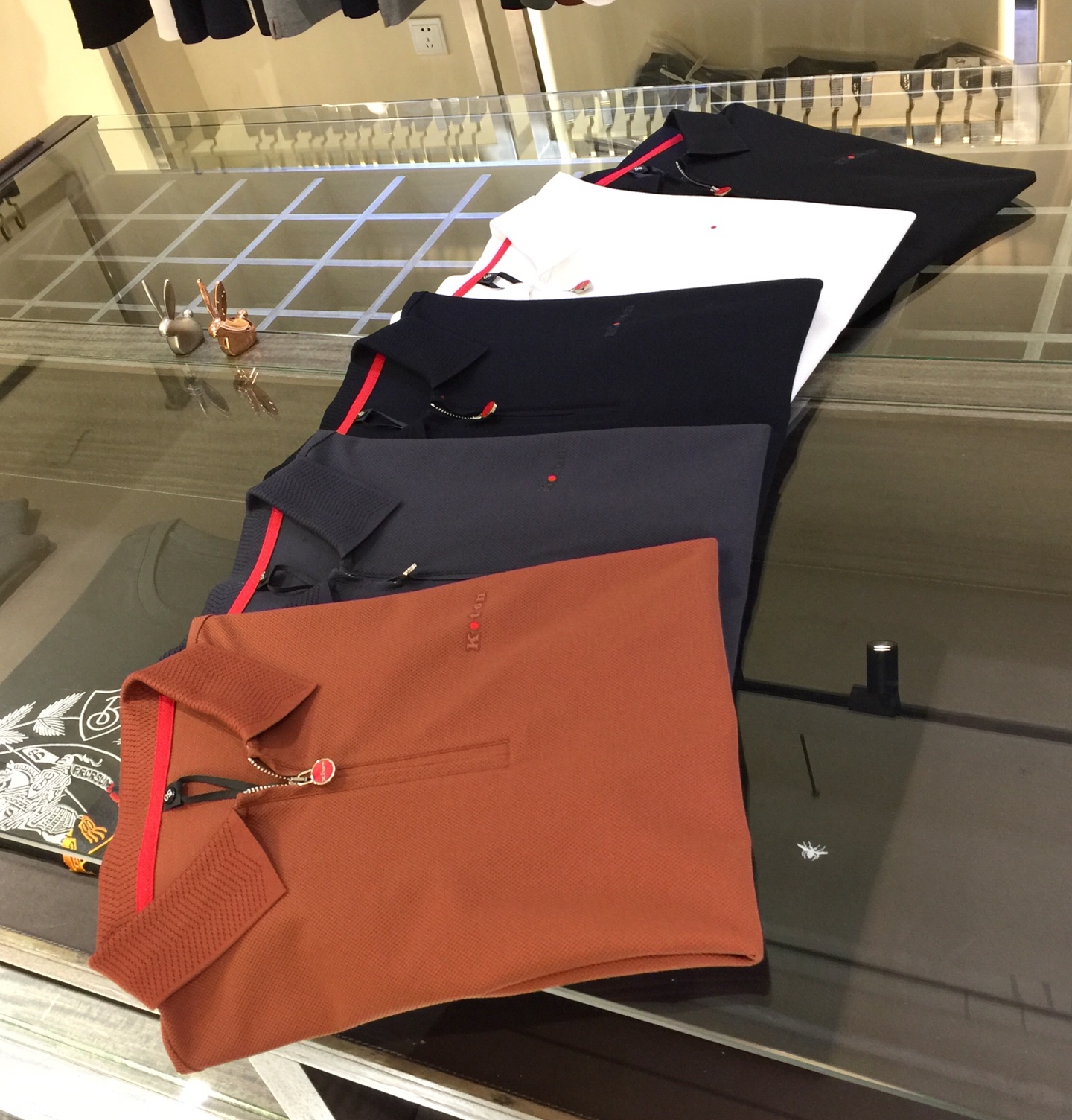 NO:119360,The latest series of Ki Fat Brother Gospel 1970AW, versatile commuting to work, elegant design, a must-have for business elites, using Gaoke heavy mercerized cotton fabric, Wen Ru soft, delicate and soft, the upper body is naturally comfortable, Zipper lapel business casual slim fit style, you can wear it in both business and leisure!  It highlights the overall styling and body-slimming feeling. The overall craftsmanship line is really impeccable. This kind of lapel fashion adds points to urban fashion people and has a more gentlemanly charm!  Black/white/dark blue/grey/rust red!  Size M～4XL (model/catties wear M), alexander wang19860909Ki家胖哥哥福音1970AW最新系列 上班通勤百搭 富于优雅的设计感 商务精英必备 采用高克重丝光棉面料 温儒柔软 细腻柔软 上身自然是舒适 拉链翻领商务休闲修身款 无论是商务还是休闲时候都可穿搭！非常的凸显整体的造型感以及修身上身感 整体的工艺车线真的是无可挑剔的 这样的一款翻领时装 无不为都市时尚人士加分 更加的绅士韵味十足范！黑色/白色/深蓝色/灰色/锈红色！尺码M～4XL（模特/斤穿M）,,alexander wang,Men's clothing