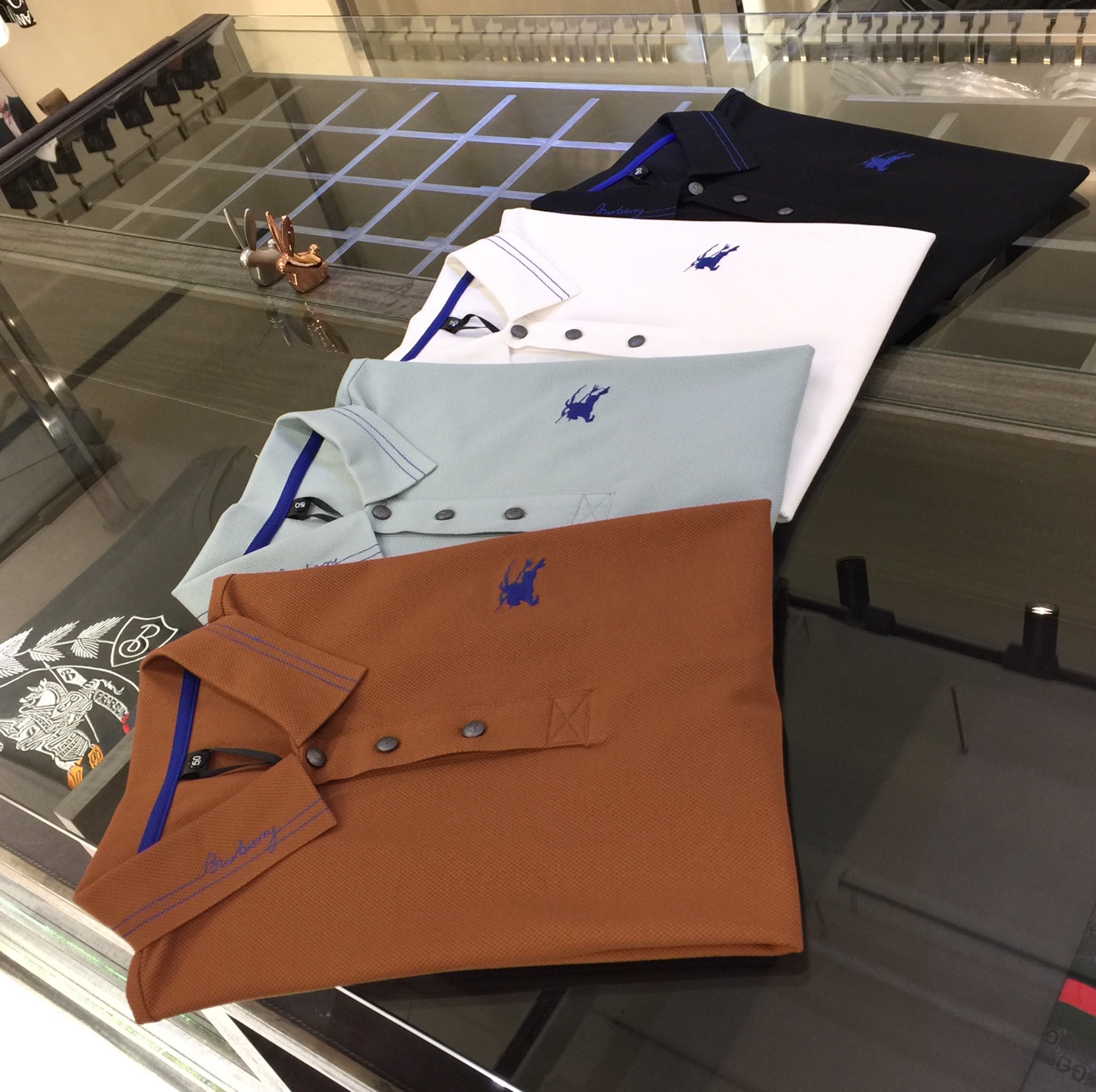 NO:119364,The latest summer series of Fat Brother B’s Gospel, versatile commuting to work, elegant design, a must-have for business elites, made of mulberry silk and mercerized bead floor cotton blend fabric Wen Ru soft, delicate and soft, the upper body is naturally comfortable, lapel business casual slim fit style, you can wear it in both business and leisure!  It highlights the overall styling and body-slimming feeling. The overall craftsmanship line is really impeccable. This kind of lapel fashion adds points to urban fashion people and has a more gentlemanly charm!  Black/white/light green/coffee!  Size M~4XL (model/125 catties wear M), alexander wang19860909B家胖哥哥福音夏季最新系列 上班通勤百搭 富于优雅的设计感 商务精英必备 采用桑蚕丝、丝光珠地棉混纺面料 温儒柔软 细腻柔软 上身自然是舒适 翻领商务休闲修身款 无论是商务还是休闲时候都可穿搭！非常的凸显整体的造型感以及修身上身感 整体的工艺车线真的是无可挑剔的 这样的一款翻领时装 无不为都市时尚人士加分 更加的绅士韵味十足范！黑色/白色/浅绿色/咖色！尺码M～4XL（模特/125斤穿M）,,alexander wang,Men's clothing