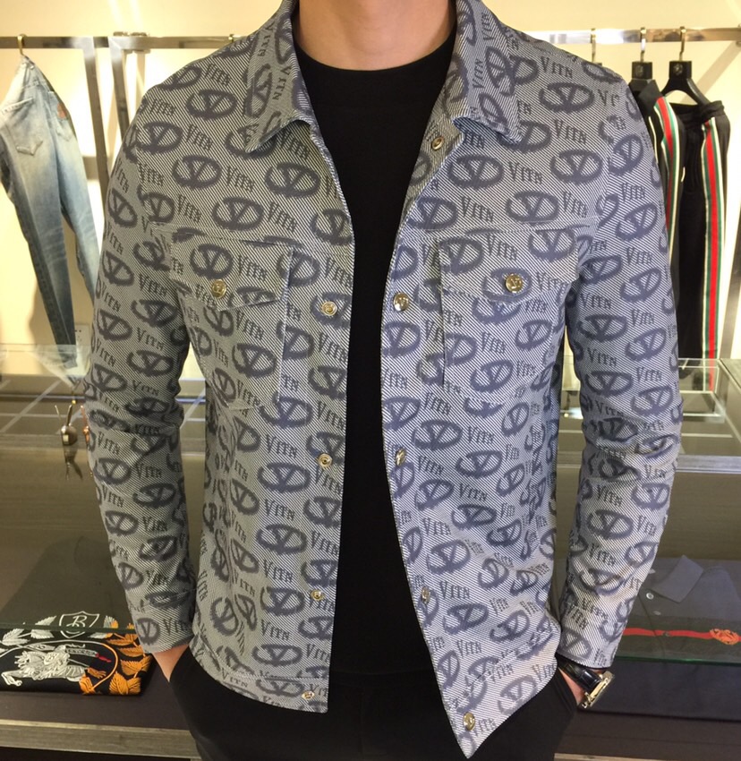 NO:119349,Warren Home 2025 spring lapel jacket. It uses imported fabric!  It has high requirements for production process and cost, high difficulty and time-consuming and labor-intensive!  Classic and stylish design, suitable for men of all shapes. They can be easily matched with denim, casual and wardrobe pants. The practicality is very high, and you can easily control travel in any occasion!  Size M~XXXL (model/125 catties wear M), valentino, jackets & coats, alexander wang19860909华伦家2025开春季翻领外套.采用进口面料！对制作工艺和成本都很高要求,高难度并且耗时费力 ！经典有范的设计,适合各种身形的男士 搭牛仔 搭休闲 搭卫裤 都可以轻松搭配 实用率非常高,任何场合都可以轻松驾驭出行！尺码M～XXXL（模特/125斤穿M）,,valentino,jackets & coats,alexander wang,Men's clothing