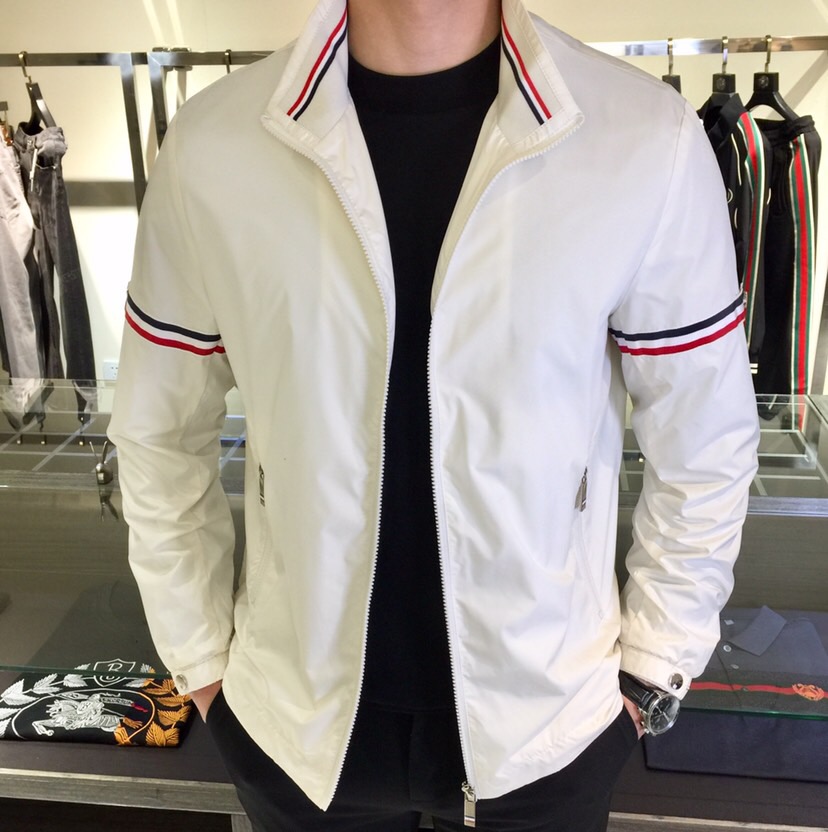 NO:119351,TB Home 2025 spring and summer new jacket is definitely a piece that coexists with casual and business styles. The fabric is comfortable and protects you in the changing seasons!  There are no too many complex colors, and the quality and status are highlighted in low-key. The details are full of surprises. The jacket with super high grade and specifications is a popular product that TB's loyal fans must not miss!  Made of classic tech fiber nylon material, it has a silky smooth effect. It is simple and easy to match, and it is very handsome!  It is recommended that all men must have this item!  It would be a pity to miss it!  Black/white!  Size M~XXXL (model/125 catties wear M), Jackets & coats, Jackets & coats, alexander wang19860909TB家2025春夏新款外套,绝对是一款休闲与商务范并存的单品,面料舒适,在多变季节护你周全！没有过多复杂的配色,低调中彰显品质与地位.细节处惊喜连连.档次与规格超高的夹克外套,TB家忠实粉丝不可错过的人气产物！采用经典的科技纤维尼龙材质打造,有着丝质般光滑的效果.简约易搭配,帅气十足！推荐全员男士务必人手这款单品！错过绝对会相当遗憾！黑色/白色！尺码M～XXXL（模特/125斤穿M）,,jackets & coats,jackets & coats,alexander wang,Men's clothing