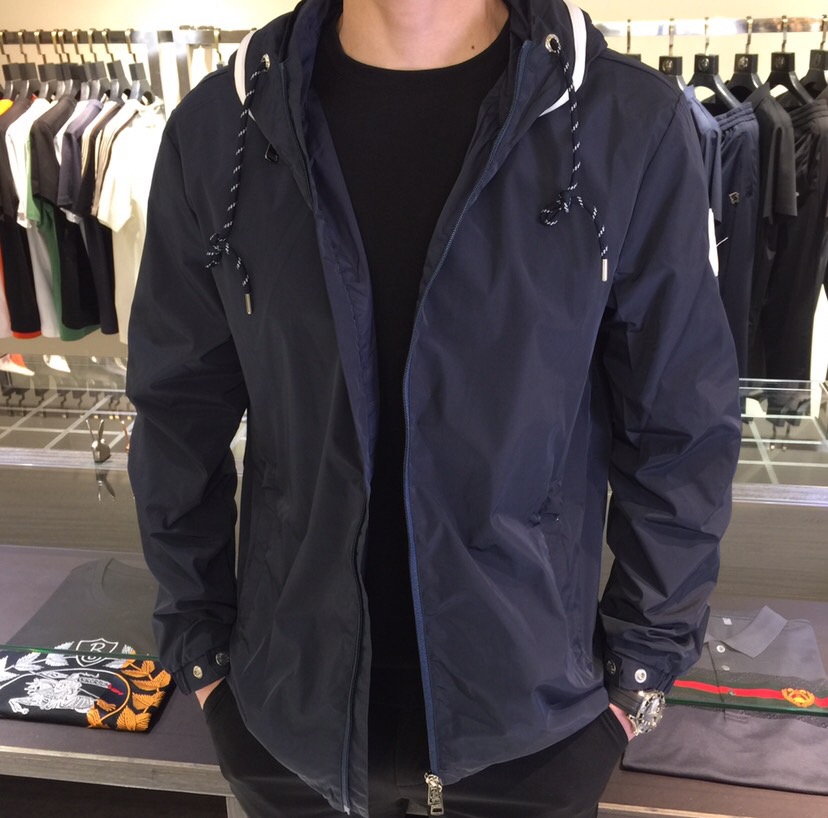 NO:119353,Mo's Fat Brother Gospel New Trench Coat Jacket, Hooded Style, Original Good Product, Top Men's Clothing in the World, Highlights of Taste, Original Accessories, Atmospheric and Fashionable, Calm and Versatile, Atmospheric and Elegant, Extremely Comfortable Experience, Luxury and Noble, Clever and Stylish, Must-have!  Black/white/dark blue!  Size 1-2-3-4-5-6 is equivalent to S~XXXL (model/125 catties wear size 1), Jackets & coats,hats,alexander wang19860909Mo家胖哥哥福音开春新款风衣外套,连帽款 原单好货,全球顶级男装,非常凸显品味,原版辅料配件,大气时尚,从容百搭,大气优雅,极度舒适体验,奢华高贵,挺括有型,必备款！黑色/白色/深蓝色！尺码1-2-3-4-5-6相当于S～XXXL（模特/125斤穿1码）,,jackets & coats,hats,alexander wang,Men's clothing