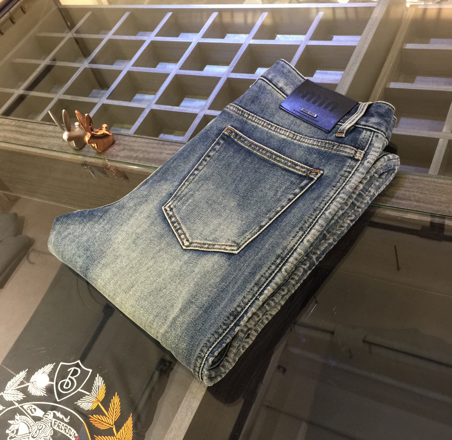 NO:119355,Mjia's new spring and summer 2025 straight-leg jeans are not wide-leg trousers or slim pants, but a form between wide-leg trousers. It is a very core aesthetic work. This piece is Aizen's pair of pants, which is much more complicated than ordinary jeans. Sometimes the words of this kind of product cannot express its high-end feeling, and I am absolutely satisfied with it when I get it!  Size 28~3837. (Model 175/125 catties wear 30), jeans,alexander wang19860909M家2025春夏新款直筒牛仔裤,不是阔腿裤,不是修身裤,是介于阔腿裤之间的一种形式,一款非常有内核审美的作品,这件是蓝染的一条裤子,比普通牛仔裤复杂太多.这种品相的的产品有时候文字都表达不出来它的高级感,到手绝对满意！尺码28～3837.（模特175/125斤穿30）,,jeans,alexander wang,Men's clothing