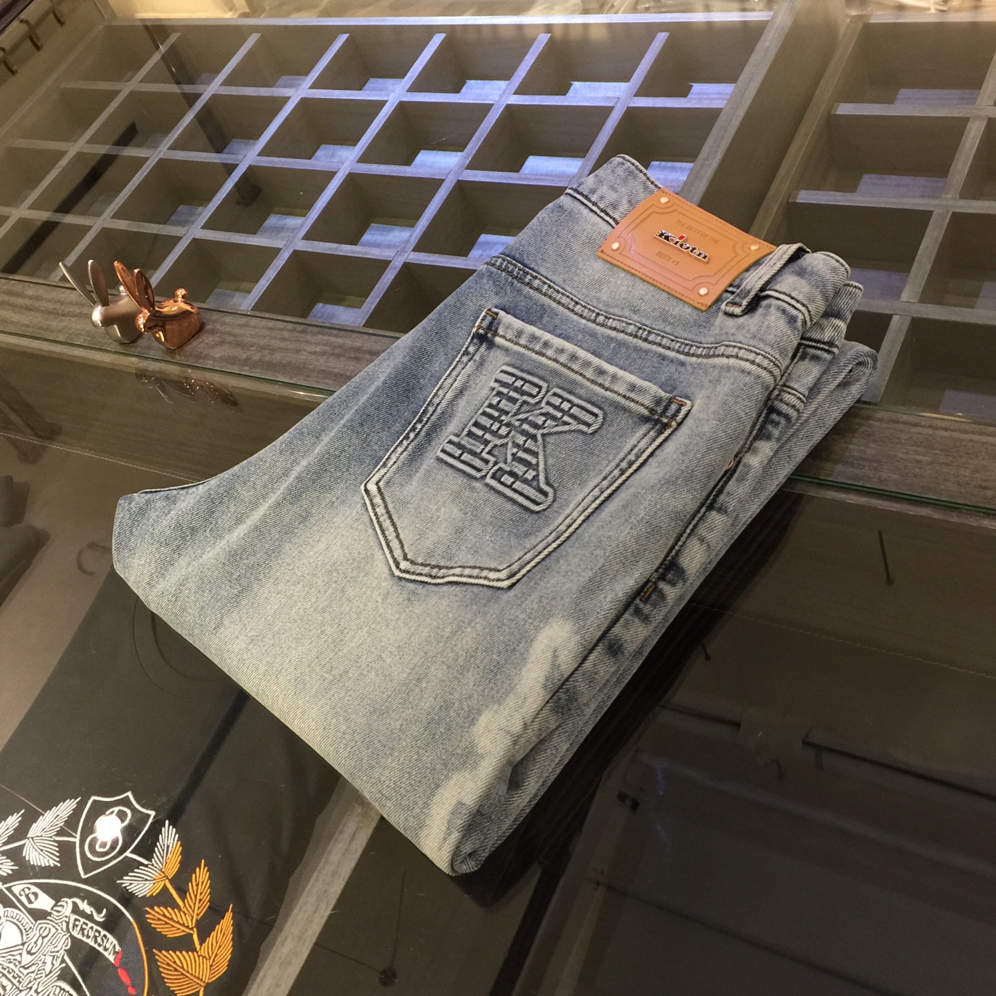 NO:119357,Ki’s new spring and summer 2025 straight-leg jeans are not wide-leg trousers or slim pants, but a form between wide-leg trousers. It is a very core aesthetic work. This piece is Aizen’s pair of pants, which is much more complicated than ordinary jeans. Sometimes the words of this kind of product cannot express its high-end feeling, and I am absolutely satisfied with it when I get it!  Size 28~3837. (Model 175/125 catties wear 30), jeans,alexander wang19860909Ki家2025春夏新款直筒牛仔裤,不是阔腿裤,不是修身裤,是介于阔腿裤之间的一种形式,一款非常有内核审美的作品,这件是蓝染的一条裤子,比普通牛仔裤复杂太多.这种品相的的产品有时候文字都表达不出来它的高级感,到手绝对满意！尺码28～3837.（模特175/125斤穿30）,,jeans,alexander wang,Men's clothing