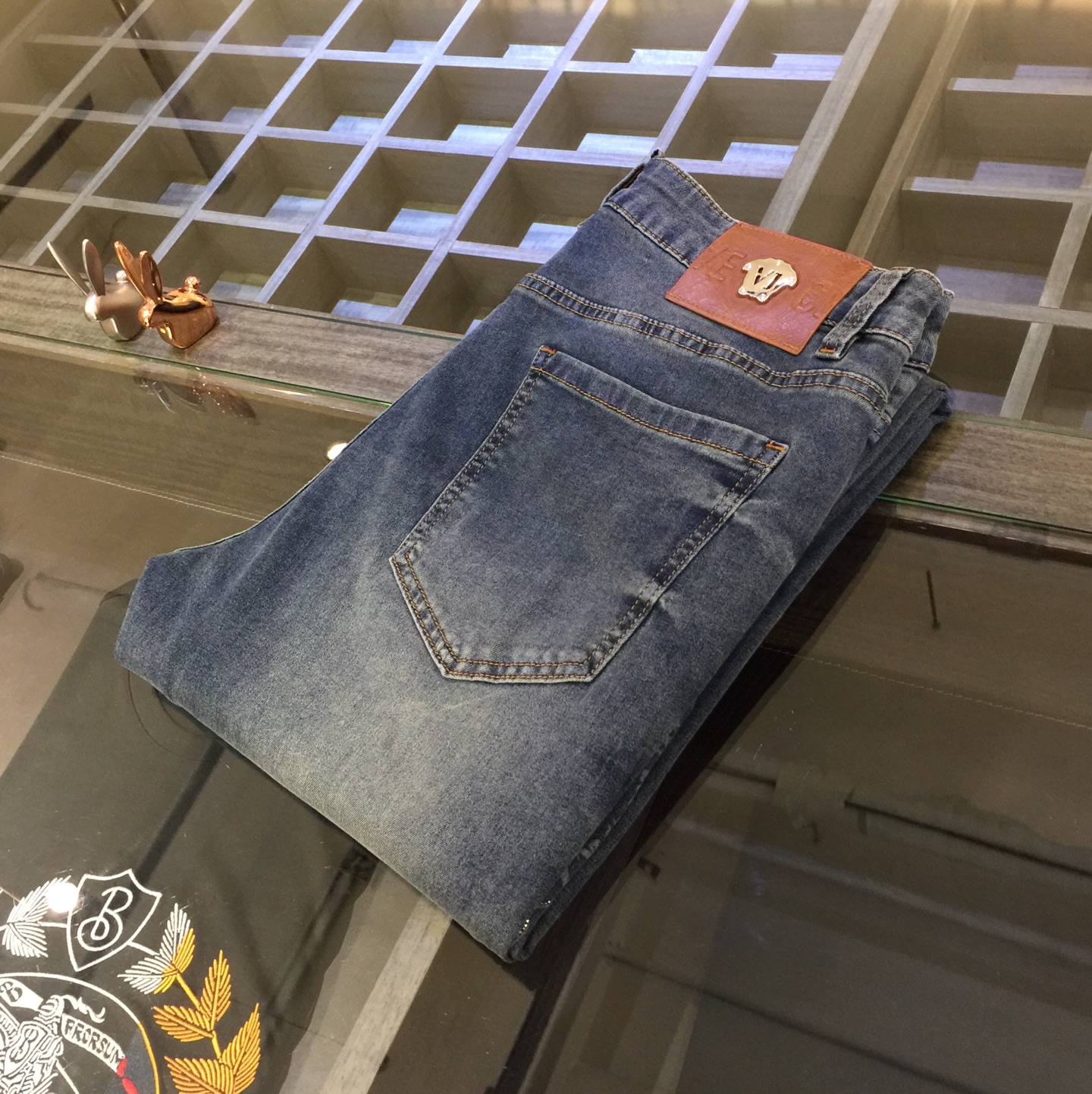 NO:119359,Fanjia high-end series of trade channel goods!  European custom version 2025 spring and summer new jeans, the upper body effect is great, original hardware!  Fashionable and stylish. The fabric is pure cotton denim with micro elasticity, comfortable and breathable. It cannot pill. The latest element design in 25 years and the selection of hardware are also selected. The cool men in magazines wear casual shirts and cool casual shoes. They are full of vitality and youthful style. Even if they are older, they are perfectly competent. They are really casual and masculine!  Size 28~3837. (Model 175/125 catties wear 30), jeans,alexander wang19860909范家高端系列贸易渠道货！欧洲定制版 2025春夏新款牛仔裤 上身效果非常的棒 原版五金！时尚而有型 面料是纯棉牛仔布 带微弹性 舒适透气 不会起球 25年最新元素设计 以及五金的选材上也都是精选高等级五金 喜爱杂志中酷酷的男人 穿着休闲衬衣 搭配酷酷休闲鞋 一身活力四射的青春范 即使年纪大点此款也完全可以胜任 真是怎么搭怎么率性男人味十足！尺码28～3837.（模特175/125斤穿30）,,jeans,alexander wang,Men's clothing