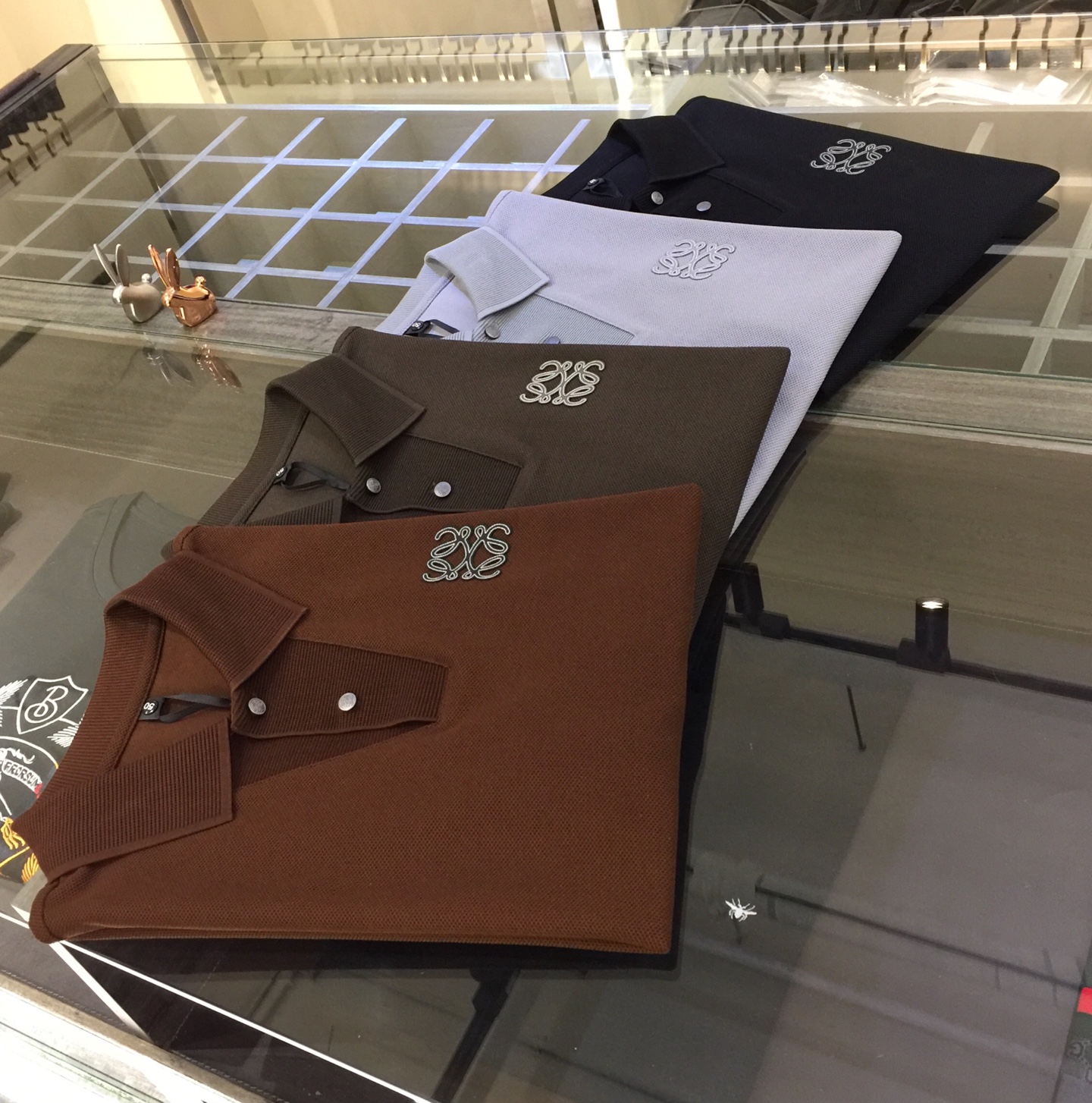 NO:119366,The latest summer series of Fat Brother Luo’s gospel, versatile commuting to work, elegant design, a must-have for business elites, exquisite thread design on the collar!  It uses high-quality mercerized bead floor cotton fabric. Wen Ru is soft, delicate and soft. The upper body is naturally comfortable. Lapel business casual slim fit style. You can wear it in both business and casual!  It highlights the overall styling and body-slimming feeling. The overall craftsmanship line is really impeccable. This kind of lapel fashion adds points to urban fashion people and has a more gentlemanly charm!  Black/Gray/Dark Green/Coffee!  Size M~4XL (model/125 catties wear M), loewe, alexander wang19860909罗家胖哥哥福音夏季最新系列 上班通勤百搭 富于优雅的设计感 商务精英必备 领部精美螺纹设计！采用高克重丝光珠地棉面料 温儒柔软 细腻柔软 上身自然是舒适 翻领商务休闲修身款 无论是商务还是休闲时候都可穿搭！非常的凸显整体的造型感以及修身上身感 整体的工艺车线真的是无可挑剔的 这样的一款翻领时装 无不为都市时尚人士加分 更加的绅士韵味十足范！黑色/灰色/深绿色/咖色！尺码M～4XL（模特/125斤穿M）,,loewe,alexander wang,Men's clothing