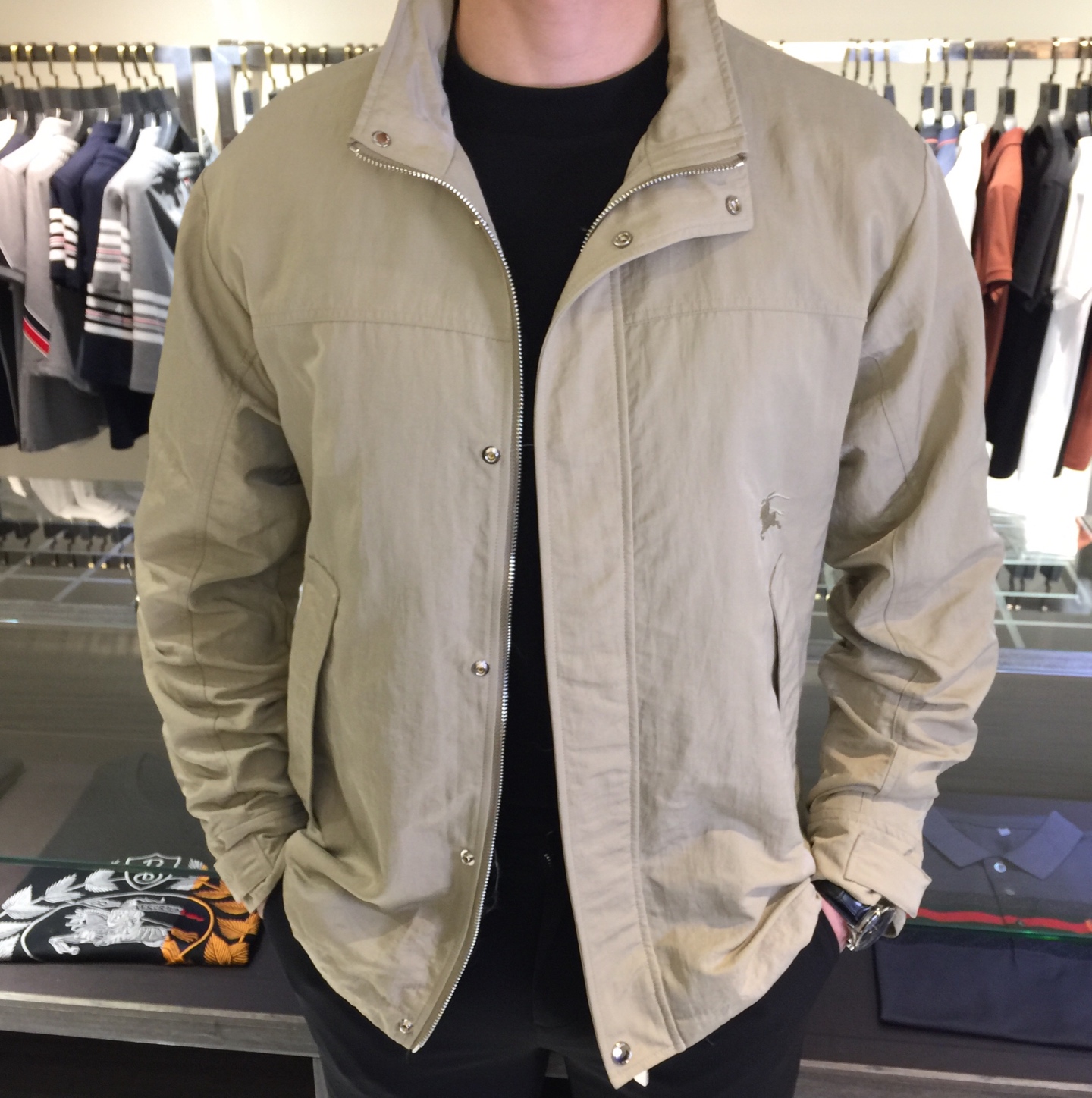 NO:119368,B Home 2025 spring and summer new jacket is definitely a piece that coexists with casual and business styles. The fabric is comfortable and protects you in the changing seasons!  The high-end texture shows quality and status in low-key. The details are full of surprises. The jacket with super high grade and specifications is a popular product that loyal fans cannot miss!  Made of classic tech fiber nylon material, it has a silky smooth effect. It is simple and easy to match, and it is very handsome!  It is recommended that all men must have this item!  It would be a pity to miss it!  Black/light green!  Size M~XXXL (model 175/125 catties wear M), Jackets & coats, Jackets & coats, alexander wang19860909B家2025春夏新款外套,绝对是一款休闲与商务范并存的单品,面料舒适,在多变季节护你周全！高档的质感,低调中彰显品质与地位.细节处惊喜连连.档次与规格超高的夹克外套,忠实粉丝不可错过的人气产物！采用经典的科技纤维尼龙材质打造,有着丝质般光滑的效果.简约易搭配,帅气十足！推荐全员男士务必人手这款单品！错过绝对会相当遗憾！黑色/淡绿色！尺码M～XXXL（模特175/125斤穿M）,,jackets & coats,jackets & coats,alexander wang,Men's clothing