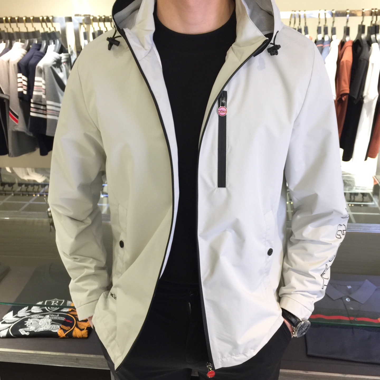 NO:119371,Ki Home's new spring and summer jacket is definitely a casual and business-style item. The fabric is comfortable and you will be well protected in the changing seasons!  There are no too many complex colors, and the quality and status are highlighted in a low-key manner. (The hat is removable) The details are full of surprises. The jacket with super high grade and specifications is a popular product that loyal fans cannot miss!  Made of classic tech fiber nylon material, it has a silky smooth effect. It is simple and easy to match, and it is very handsome!  It is recommended that all men must have this item!  It would be a pity to miss it!  Black/Odd-white!  Size M~XXXL (model 175/125 catties wear M), Jackets & coats, Jackets & coats, Hats, Alexander wang19860909Ki家2025春夏新款外套,绝对是一款休闲与商务范并存的单品,面料舒适,在多变季节护你周全！没有过多复杂的配色,低调中彰显品质与地位.（帽子可拆卸）细节处惊喜连连.档次与规格超高的夹克外套,忠实粉丝不可错过的人气产物！采用经典的科技纤维尼龙材质打造,有着丝质般光滑的效果.简约易搭配,帅气十足！推荐全员男士务必人手这款单品！错过绝对会相当遗憾！黑色/灰白色！尺码M～XXXL（模特175/125斤穿M）,,jackets & coats,jackets & coats,hats,alexander wang,Men's clothing