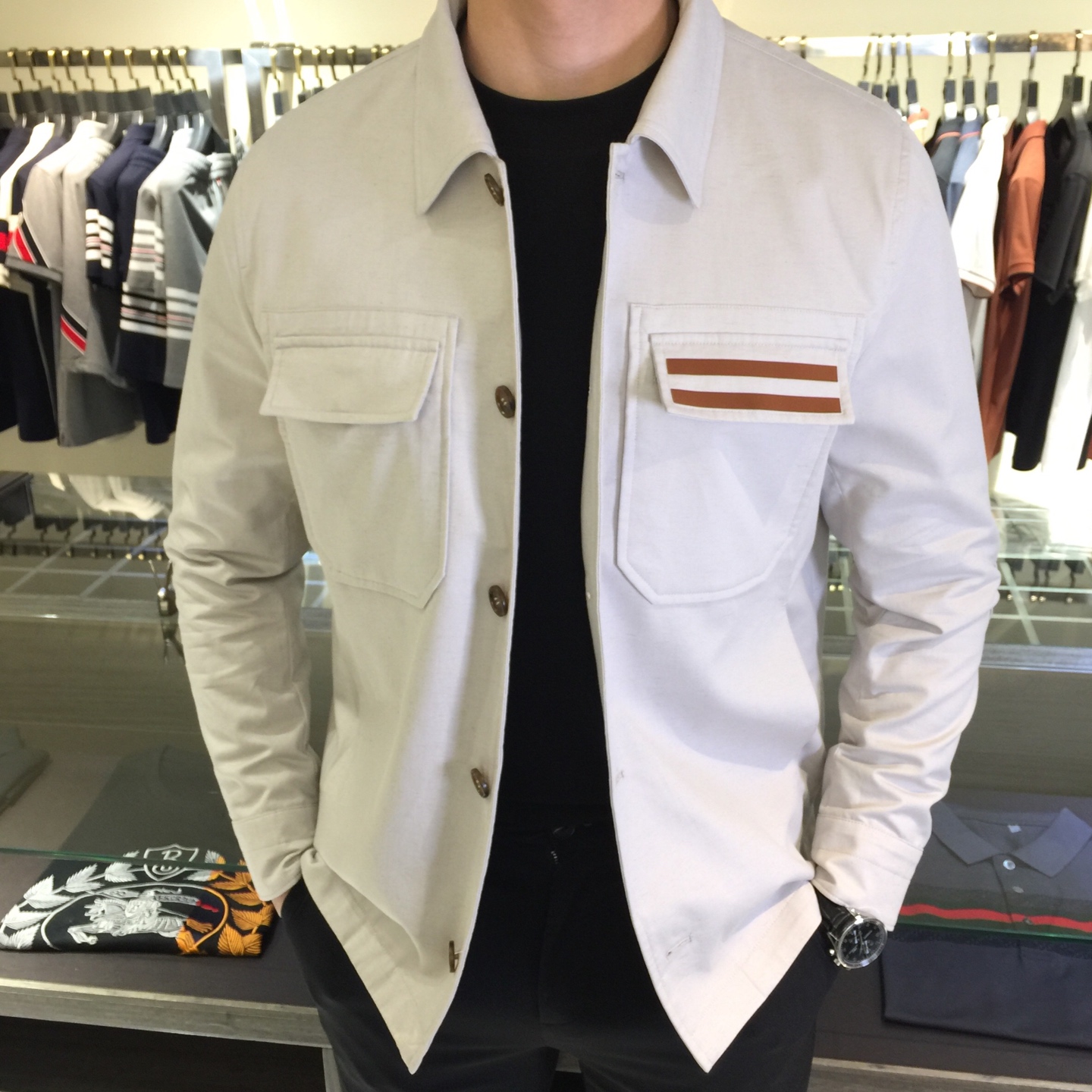 NO:119374,Ze's home is coming. The 2025 spring jacket uses high-end high-split denim windproof fabrics for customer supply. They have high requirements for both production technology and cost. It is a difficult and time-consuming fashion process. Lapel shirt jacket design!  Suitable for men of all shapes, you can easily match with denim, casual, and wardrobe pants. It is very practical and can easily control travel in any occasion!  Black/Odd-white!  Size M~XXXL (model 175/125 catties wear M), Jackets & coats,shirts,alexander wang19860909Ze家重磅来袭 2025春季外套 采用客供高端高支丹宁防风面料.对制作工艺和成本都很高要求 , 是一种高难度并且耗时费力的时装工艺 翻领的衬衫外套设计！适合各种身形的男士 搭牛仔 搭休闲 搭卫裤 都可以轻松搭配 实用率非常高,任何场合都可以轻松驾驭出行！黑色/灰白色！尺码M～XXXL（模特175/125斤穿M）,,jackets & coats,shirts,alexander wang,Men's clothing