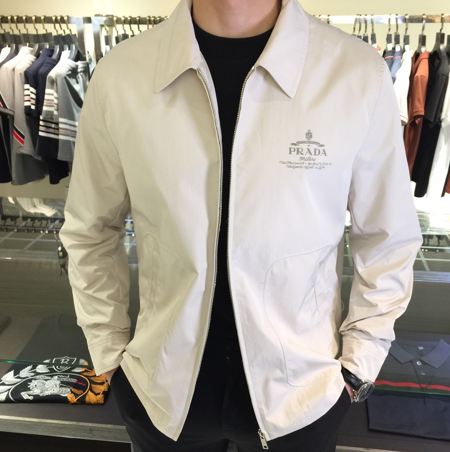 NO:119377,Pjia’s new spring new product lapel jacket with mature and handsome, clean and neat tailoring, elegant and simple lines, and full of urban style!  The low-key and luxurious feeling can be reflected in casual outfits. The customer-supplied high-end high-density nylon fabric has a crisp and drape, a light luster, and a dense and skin-friendly feeling!  Perfect slim fit style, new outfit changes at any time!  Not only is it comfortable to wear, but it is also extremely breathable!  Black/Beige!  Size M~XXXL (model 175/125 catties wear M), Jackets & coats, alexander wang19860909P家2025开春新品翻领外套 轻熟帅气 干净利落剪裁 线条大气简约 都市风十足！在随意的装束中都能体现低调奢华感 客供高支高密尼龙面料,挺括垂感相当不错,淡淡光泽,密实感亲肤好！ 完美修身版型 随时变化新装！不仅穿起来很舒服 而且无比透气！黑色/米白色！尺码M～XXXL（模特175/125斤穿M）,,jackets & coats,alexander wang,Men's clothing