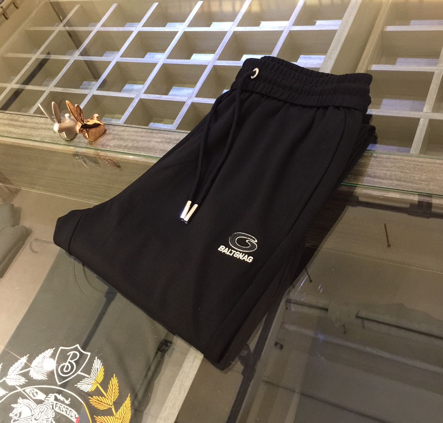 NO:120883,Paris Home 2025 spring and summer new style. Production from OEM. Elastic waist casual pants. Custom imported top-grade fine cotton fabric blend. Good comfort. The upper body has no sense of restraint. High-end style, the upper body shows slender legs. It is definitely a rare good product. Size 29~3837. (Model 175/125 catties wears 30),,balenciaga,alexander wang19860909巴黎家2025春夏新款.代工厂出品.松紧腰休闲裤 定制进口顶级精棉面料混纺.舒适度佳.上身毫无束缚感.高版型、上身显腿修长.绝对是不可多得的好货.尺码29～3837.（模特175/125斤穿30）,,balenciaga,alexander wang,Men's clothing