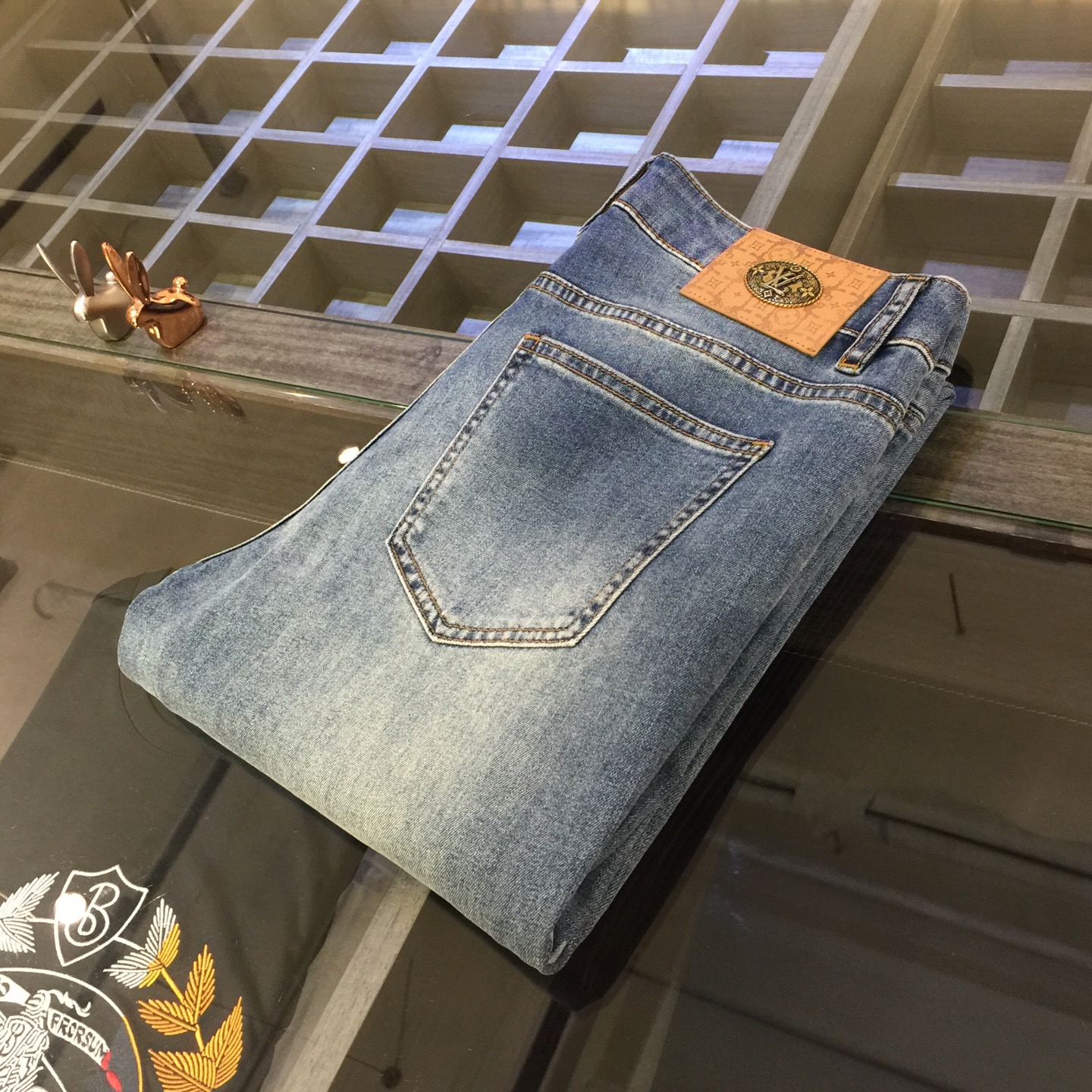 NO:120892,Lujia high-end series of trade channels!  European custom version 2025 spring and summer new jeans, the upper body effect is great, original hardware!  Fashionable and stylish. The fabric is pure cotton denim with micro elasticity, comfortable and breathable. It cannot pill. The latest element design in 25 years and the selection of hardware are also selected. The cool men in magazines wear casual shirts and cool casual shoes. They are full of vitality and youthful style. Even if they are older, they are perfectly competent. They are really casual and masculine!  Size 28~3837. (Model 175/125 catties wear 30),,louis vuitton,louis vuitton,jeans,alexander wang19860909驴家高端系列贸易渠道货！欧洲定制版 2025春夏新款牛仔裤 上身效果非常的棒 原版五金！时尚而有型 面料是纯棉牛仔布 带微弹性 舒适透气 不会起球 25年最新元素设计 以及五金的选材上也都是精选高等级五金 喜爱杂志中酷酷的男人 穿着休闲衬衣 搭配酷酷休闲鞋 一身活力四射的青春范 即使年纪大点此款也完全可以胜任 真是怎么搭怎么率性男人味十足！尺码28～3837.（模特175/125斤穿30）,,louis vuitton,louis vuitton,jeans,alexander wang,Men's clothing