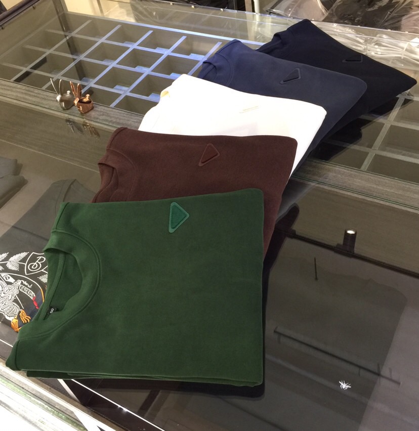 NO:120894,The gospel of Fat Brother P's family is highly recommended!  The latest micro high-neck long-sleeved series in spring 2025, a basic model for commuting to work, a must-have for business elites, using high-end mercerized fleece fabric, Wen Ru soft, delicate and soft, wearing alone in spring and autumn, and basement in winter!  The upper body is naturally comfortable. The business and casual slim fit can be worn in both business and leisure!  The overall craftsmanship line is really impeccable!  Versatile!  Black/Gray-blue/White/Clay-color/Gembroidery green!  Size M~4XL (model 175/125 catties wear M), alexander wang19860909P家胖哥哥福音重磅推荐！2025春季最新微高领长袖系列 上班通勤百搭基本款 商务精英必备 采用高档丝光抓绒面料 温儒柔软 细腻柔软 春秋单穿、冬天打底！上身自然是舒适 商务休闲修身款 无论是商务还是休闲时候都可穿搭配！整体的工艺车线真的是无可挑剔的！百搭！黑色/灰蓝色/白色/咖色/宝石绿！尺码M～4XL（模特175/125斤穿M）,,alexander wang,Men's clothing