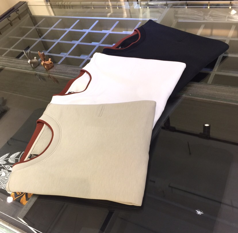 NO:120869,Zejia's new spring 2025 product, classic and fashionable versatile micro turtleneck long-sleeved shirt, tart fabric (fleece high-stack modal cashmere blend) fabric is soft and delicate, and the chest is delicate and three-dimensional logo!  Basic base shirts are indispensable for men's wardrobes. They can be matched with various clothing anytime and anywhere to meet your daily needs. The fabrics and factories we choose are all used by first-tier brands. The clothes are designed very atmospheric and fashionable, with thin velvet covering inside, high-end goods!  Dears, hurry up and buy it!  Black/white/lily white!  Size M~XXXL (model 175/125 catties wear M), alexander wang19860909Ze家2025春季新品 经典时尚百搭微高领长袖衫 订织面料（抓绒高支莫代尔山羊绒混纺）面料柔软细腻 胸前精细立体Logo！男人的衣柜都少不了基础打底衫 随时随地都可以拿来搭配各种服饰 满足您日常生活需求.我们所选择的面料及工厂都是一线品牌所使用的,衣服设计非常的大气时尚 内里薄绒覆盖,高档货物！亲们赶紧入手！黑色/白色/百合白！尺码M～XXXL（模特175/125斤穿M）,,alexander wang,Men's clothing