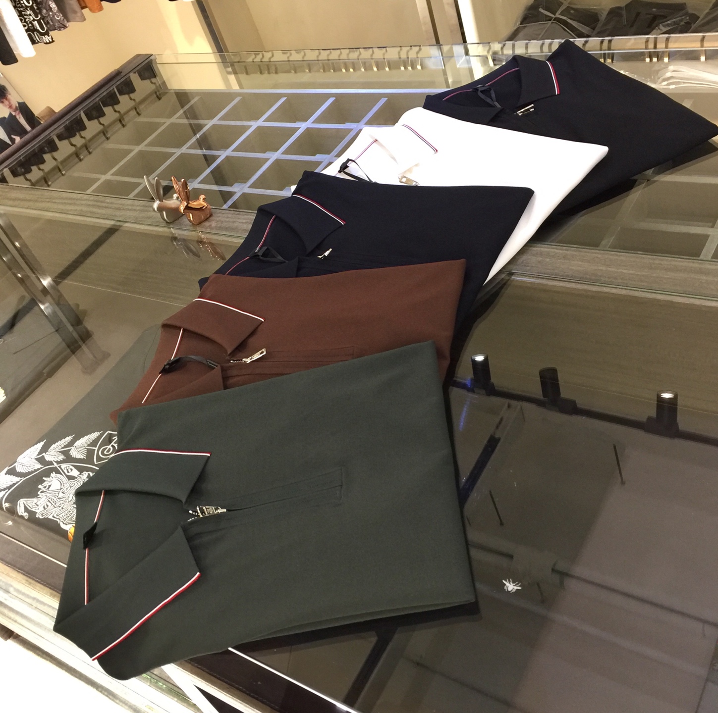 NO:120872,Mo's Fat Brother's Gospel is recommended!  The latest series of 2025AW, versatile commuting at work, elegant design, a must-have for business elites!  Use high-weight mulberry silk Yilit blended knitted foot cloth fabric!  Wen Ru is soft, delicate and soft, and the upper body is naturally comfortable. The lapel is a business casual slim fit. It can be worn in both business and leisure, which highlights the overall styling and slim body feel. The overall craftsmanship line is really impeccable. This kind of fashion adds points to urban fashion people and has a more gentlemanly charm!  Black/white/dark blue/coffee/gray green!  Size M~4XL (model 175/125 catties wear M), alexander wang19860909Mo家胖哥哥福音重磅推荐！2025AW最新系列 上班通勤百搭 富于优雅的设计感 商务精英必备！采用高克重桑蚕丝伊力特混纺针织起脚布面料！温儒柔软 细腻柔软 上身自然是舒适 翻领商务休闲修身款 无论是商务还是休闲时候都可穿搭 非常的凸显整体的造型感以及修身上身感 整体的工艺车线真的是无可挑剔的 这样的一款时装 无不为都市时尚人士加分 更加的绅士韵味十足范！黑色/白色/深蓝色/咖色/灰绿色！尺码M～4XL（模特175/125斤穿M）,,alexander wang,Men's clothing