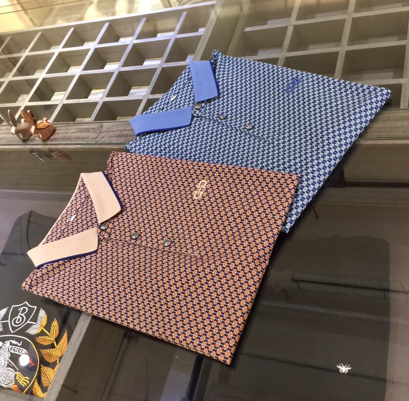 NO:120875,Fila Home's latest short-sleeved lapel shirt in summer 2025!  High-end silk cotton fabric, breathable, comfortable, delicate and soft, all original customized products, and high-end digital printing of the whole dress!  High-end quality!  High-quality shipment, fashionable and stylish upper body!  2 colors!  Size M~XXXL (model 175/125 catties wear M), T-shirt, alexander wang19860909菲拉家2025夏季最新发布短袖翻领衫！高档天丝棉面料,透气舒适细腻柔软,面料,辅料全部原版定制出品,整衣高档数码印花！品质高端！高品质出货,上身时尚有型！2色！尺码M～XXXL（模特175/125斤穿M）,,T-shirt,alexander wang,Men's clothing