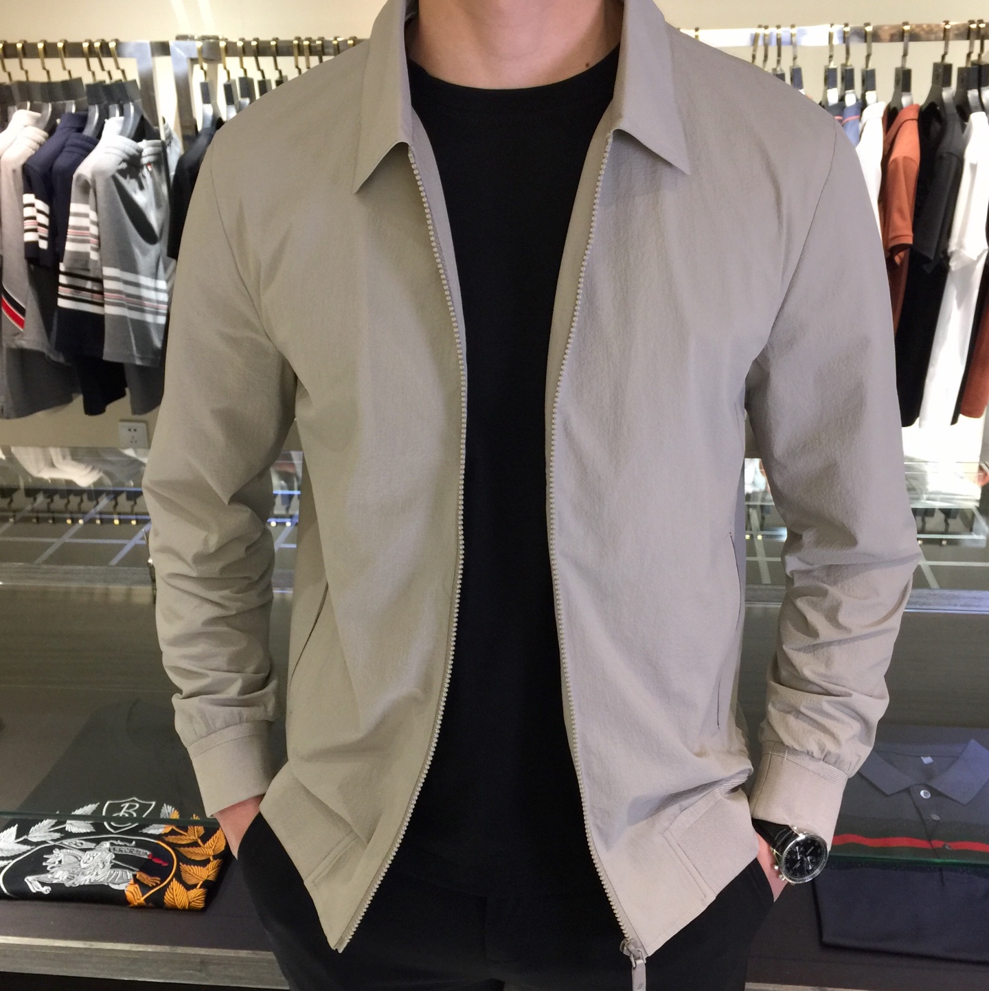 NO:120878,Ze's new spring new product lapel jacket with mature and handsome, clean and neat tailored, elegant and simple lines, and full of urban style!  The low-key and luxurious feeling can be reflected in casual outfits. The customer-supplied high-end high-density nylon fabric has a crisp and drape, a light luster, and a dense and skin-friendly feeling!  Perfect slim fit style, new outfit changes at any time!  Not only is it comfortable to wear, but it is also extremely breathable!  Black/light grey!  Size M~XXXL (model 175/125 catties wear M), Jackets & coats, alexander wang19860909Ze家2025开春新品翻领外套 轻熟帅气 干净利落剪裁 线条大气简约 都市风十足！在随意的装束中都能体现低调奢华感 客供高支高密尼龙面料,挺括垂感相当不错,淡淡光泽,密实感亲肤好！ 完美修身版型 随时变化新装！不仅穿起来很舒服 而且无比透气！黑色/浅灰色！尺码M～XXXL（模特175/125斤穿M）,,jackets & coats,alexander wang,Men's clothing