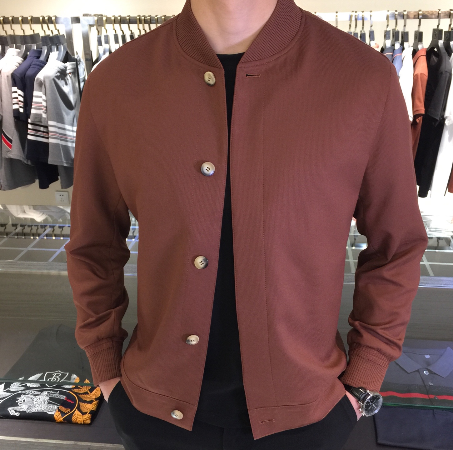 NO:120881,Ze Home 2025 Spring Chinese jacket. It uses imported polyester fiber fabric!  It has high requirements for production technology and cost, and the design is handsome and simple. It is suitable for men of all shapes. It can be easily matched with denim, casual and hoodies. It is very practical and can easily control travel in any occasion!  Black/Coffee!  Size M~XXXL (model 175/125 catties wear M), Jackets & coats, alexander wang19860909Ze家2025开春中式外套.采用进口聚酯纤维面料！对制作工艺和成本都很高要求,设计帅气简约,适合各种身形的男士 搭牛仔 搭休闲 搭卫裤 都可以轻松搭配 实用率非常高,任何场合都可以轻松驾驭出行！黑色/咖色！尺码M～XXXL（模特175/125斤穿M）,,jackets & coats,alexander wang,Men's clothing