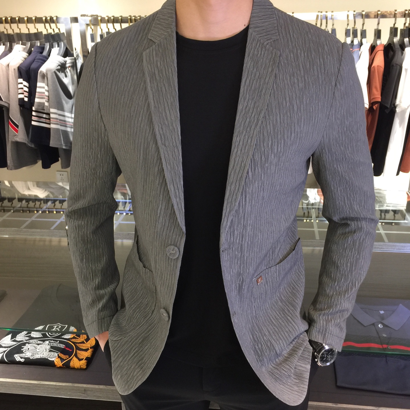 NO:120884,Ze Home High-end Customization 2025ss Spring and Summer New Style Elegant Temperament Business Casual Wrinkled Craft Suit Jacket!  The style and tailoring are quite stylish. This is a more stylish and rigorous item. It is light and delicate. It is full of fabrics. It is fashionable, low-key and stylish. It is versatile. This is the classic. Size M~XXXL (model 175/125 catties wears M), jackets & coats, business suit, alexander wang19860909Ze家高级定制 2025ss春夏新款 高雅气质商务休闲皱褶工艺西装外套！版型和剪裁都相当有型,这种比较有格调又足够严谨的单品,轻盈细腻全客供面料,足够的时髦、低调、有型.百搭不厌,这就是经典.尺码M～XXXL（模特175/125斤穿M）,,jackets & coats,business suit,alexander wang,Men's clothing