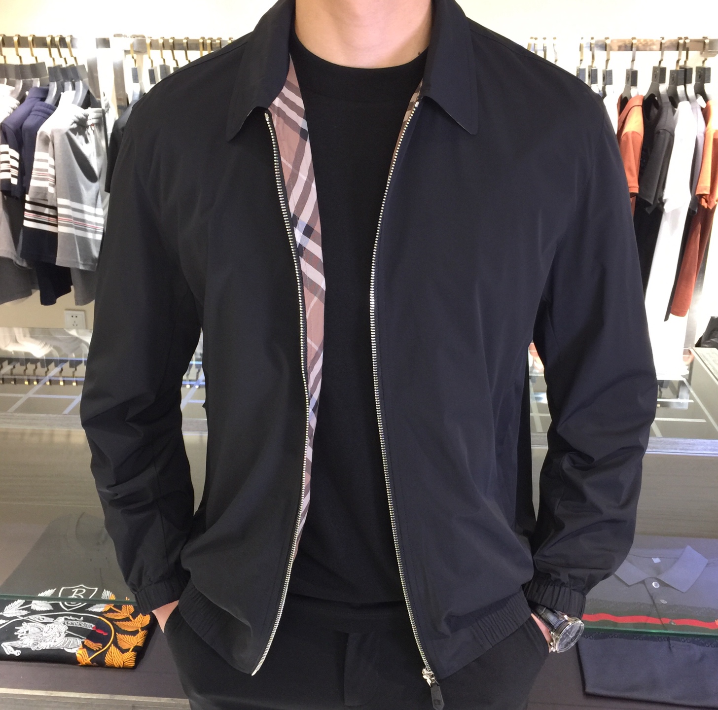 NO:120887,B Family 2025 Spring New Products, High-end Customization, Double-sided Wear Series!  The rare classic and fashionable double-sided jackets are clean on one side, and the other side is the classic plaid jacquard pattern shows luxury!  It uses imported windproof fabric 3D digital printed fabric, delicate feel, the body car line is really exquisite, the uniform and fine car line, the shoulder connection is neat, and the slim fit style is competent, whether it is casual or business, the absolute perfect model, the upper body is handsome!  Size M~XXXL (model 175/125 catties wear M), Jackets & coats, alexander wang19860909B家2025开春新品 高级定制 双面穿系列！不多得的经典时尚双面穿夹克 一面净色显沉稳、一面品牌经典格纹提花图案显奢华！采用进口防风面料3D数码印花面料 手感细腻 衣身车线真的是精湛 均匀细密的车线 肩部衔接处走线工整 修身版型 无论休闲还是商务都能胜任 绝对的完美款 上身一级帅气！尺码M～XXXL（模特175/125斤穿M）,,jackets & coats,alexander wang,Men's clothing