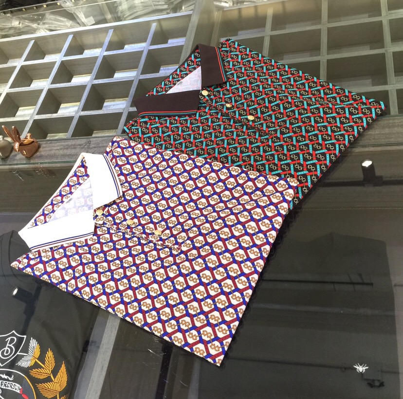 NO:122489,G Home has the latest short-sleeved lapel shirt in summer 2025!  High-end silk cotton fabric, breathable, comfortable, delicate and soft, all original customized products, and high-end digital printing of the whole dress!  High-end quality!  High-quality shipment, fashionable and stylish upper body!  Coffee/white!  Size M~XXXL (model/125 catties wear M), gucci, T-shirt, alexander wang19860909G家2025夏季最新发布短袖翻领衫！高档天丝棉面料,透气舒适细腻柔软,面料,辅料全部原版定制出品,整衣高档数码印花！品质高端！高品质出货,上身时尚有型！咖色/白色！尺码M～XXXL（模特/125斤穿M）,,gucci,T-shirt,alexander wang,Men's clothing