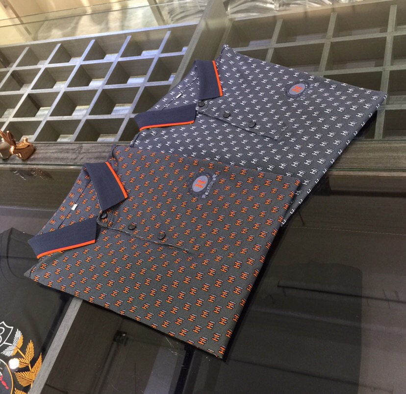 NO:122492,H Home has the latest short-sleeved lapel shirt in summer 2025!  High-end silk cotton fabric, breathable, comfortable, delicate and soft, all original customized products, and high-end digital printing of the whole dress!  High-end quality!  High-quality shipment, fashionable and stylish upper body!  2 colors!  Size M~XXXL (model/125 catties wear M), T-shirt, alexander wang19860909H家2025夏季最新发布短袖翻领衫！高档天丝棉面料,透气舒适细腻柔软,面料,辅料全部原版定制出品,整衣高档数码印花！品质高端！高品质出货,上身时尚有型！2色！尺码M～XXXL（模特/125斤穿M）,,T-shirt,alexander wang,Men's clothing