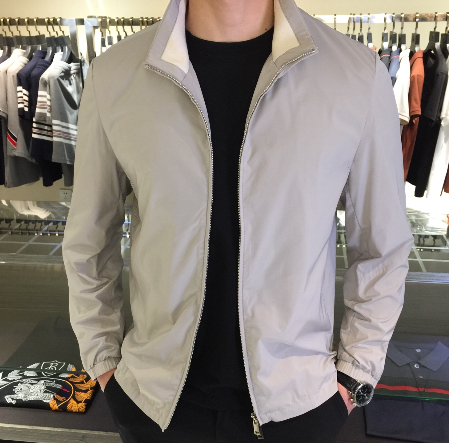 NO:122473,Ze's new spring new product lapel jacket with mature and handsome, clean and neat tailored, elegant and simple lines, and full of urban style!  The low-key and luxurious feeling can be reflected in casual outfits. The customer-supplied high-end high-density nylon fabric has a crisp and drape, a light luster, and a dense and skin-friendly feeling!  Perfect slim fit style, new outfit changes at any time!  Not only is it comfortable to wear, but it is also extremely breathable!  Black/Gray!  Size M~XXXL (model/125 catties wear M), Jackets & coats,alexander wang19860909Ze家2025开春新品翻领外套 轻熟帅气 干净利落剪裁 线条大气简约 都市风十足！在随意的装束中都能体现低调奢华感 客供高支高密尼龙面料,挺括垂感相当不错,淡淡光泽,密实感亲肤好！ 完美修身版型 随时变化新装！不仅穿起来很舒服 而且无比透气！黑色/灰色！尺码M～XXXL（模特/125斤穿M）,,jackets & coats,alexander wang,Men's clothing