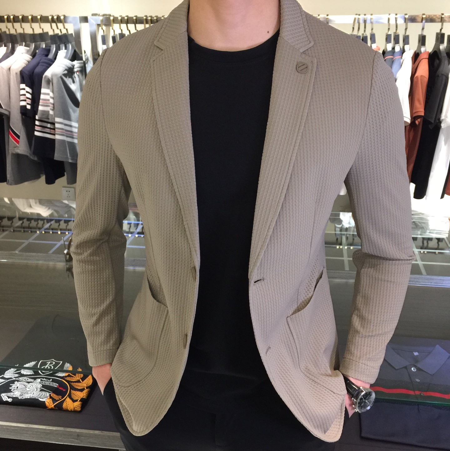 NO:122475,Zejia's new spring and summer products in 2025, high-end imported honeycomb fabric, men's light and slim casual suit jacket, expensive technological fabric, you will definitely sigh, how can there be such a soft fabric, without any restraint after the upper body, the upper body effect is handsome and fashionable!  Black/card color!  Size M~XXXL (model/125 catties wear M), jackets & coats, business suit, alexander wang19860909Ze家2025春夏新品 高级进口蜂窝面料 男士轻薄修身休闲西装外套 昂贵的科技面料 入手您一定会感叹 怎么会有这么柔软的面料 上身之后毫无任何束缚感 上身效果帅气时尚！黑色/卡色！尺码M～XXXL（模特/125斤穿M）,,jackets & coats,business suit,alexander wang,Men's clothing