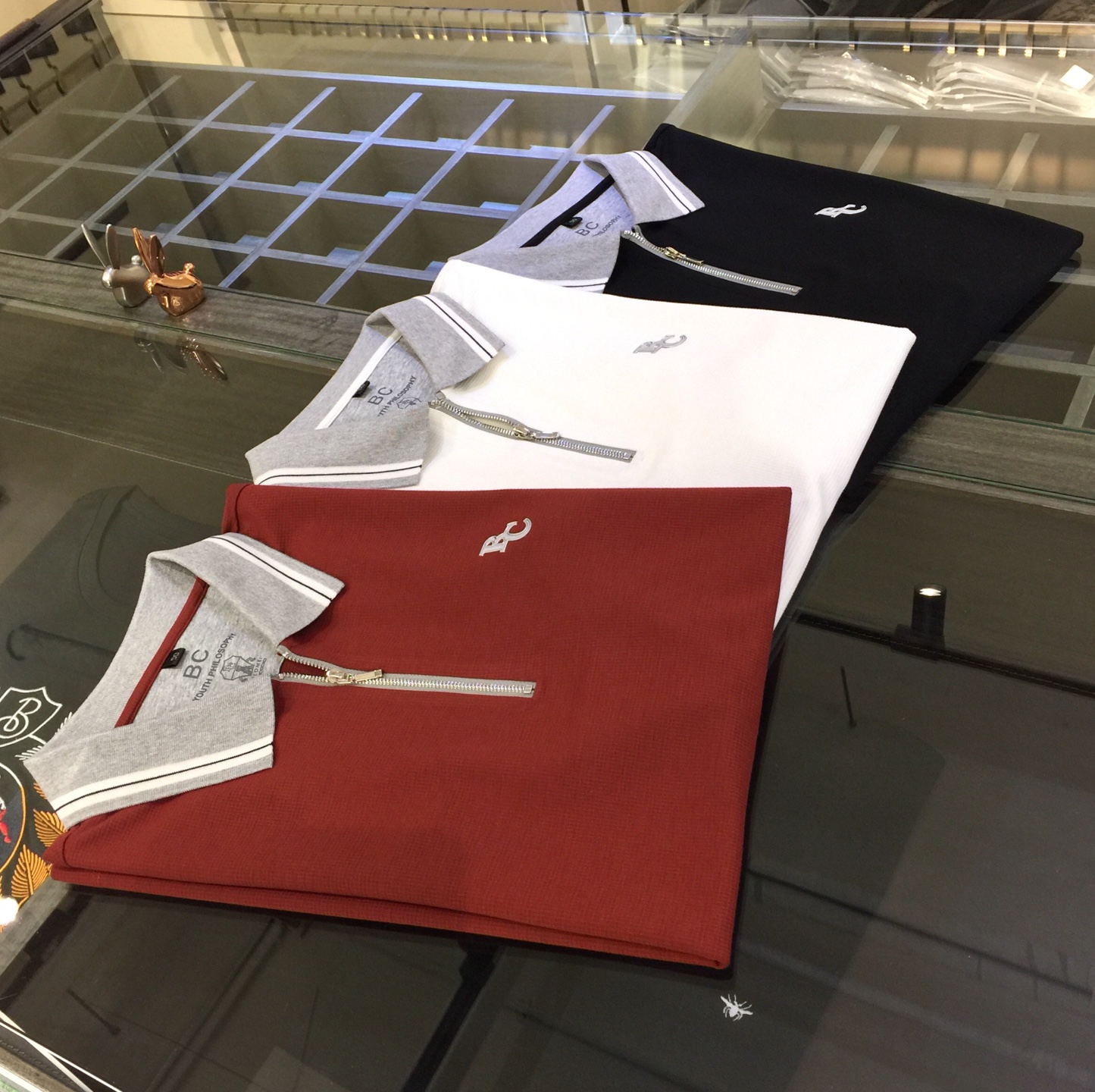 NO:122485,BC Home 2025AW latest series of semi-zipper lapel shirts, versatile commuting to work, full of elegant design, a must-have for business elites. This design is very exquisitely designed fabric!  It uses high-weight honeycomb fiber cotton fabric. Wen Ru is soft, delicate and soft. The upper body is naturally comfortable. The lapel business casual slim fit can be worn both in business and leisure. It highlights the overall styling and slim body feel. The overall craftsmanship line is really impeccable. This kind of lapel fashion adds points to urban fashion people and has a more gentlemanly charm!  Black/white/brick red!  Size M~XXXL (model/125 catties wear M), chanel, alexander wang19860909BC家2025AW最新系列半拉链式翻领衫 上班通勤百搭 富于优雅的设计感 商务精英必备 此款设计非常考究面料！采用高克重蜂窝纤维棉面料 温儒柔软 细腻柔软 上身自然是舒适 翻领商务休闲修身款 无论是商务还是休闲时候都可穿搭 非常的凸显整体的造型感以及修身上身感 整体的工艺车线真的是无可挑剔的 这样的一款翻领时装 无不为都市时尚人士加分 更加的绅士韵味十足范！黑色/白色/砖红色！尺码M～XXXL（模特/125斤穿M）,,chanel,alexander wang,Men's clothing