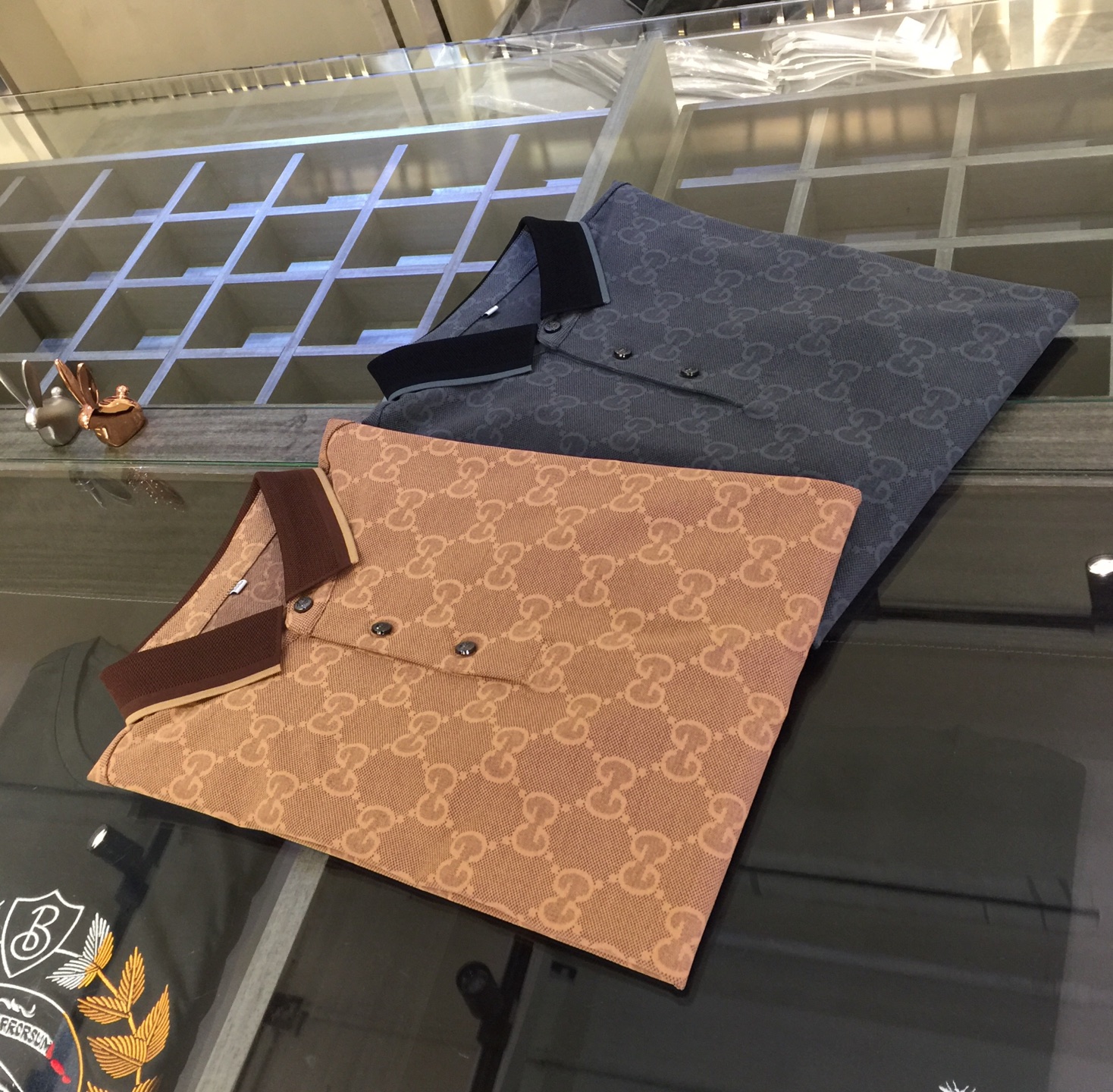 NO:122487,G Home 2025 summer wear new lapel shirt, a brand new concept, a masterpiece of fashion tycoons, adopts the top integrated molding process, and the fabric adopts the top double mercerized knitting and flowering process!  The delicate and smooth texture makes people feel comfortable. Highly recommended. And you can't see such a style outside at all!  It is definitely an eye-catching model that cannot be missed. It shows its fashionable charm and style. It is perfectly matched in terms of color and style. Bean green/card color!  Size M~XXXL (model/125 catties wear M), gucci, alexander wang19860909G家2025夏装新品翻领衫 全新的概念 时尚大鳄的精品之作,采用最顶尖一体成型工艺 面料采用顶级双丝光针织烧花工艺！ 细腻柔滑的质感 让人倍感舒适 强烈推荐 而且外面您是根本看不到这样的款式的！绝对是不容错过的吸睛款 尽显时尚魅力风尚不管是从色系还是款式上都是完美搭配.豆绿色/卡色！尺码M～XXXL（模特/125斤穿M）,,gucci,alexander wang,Men's clothing