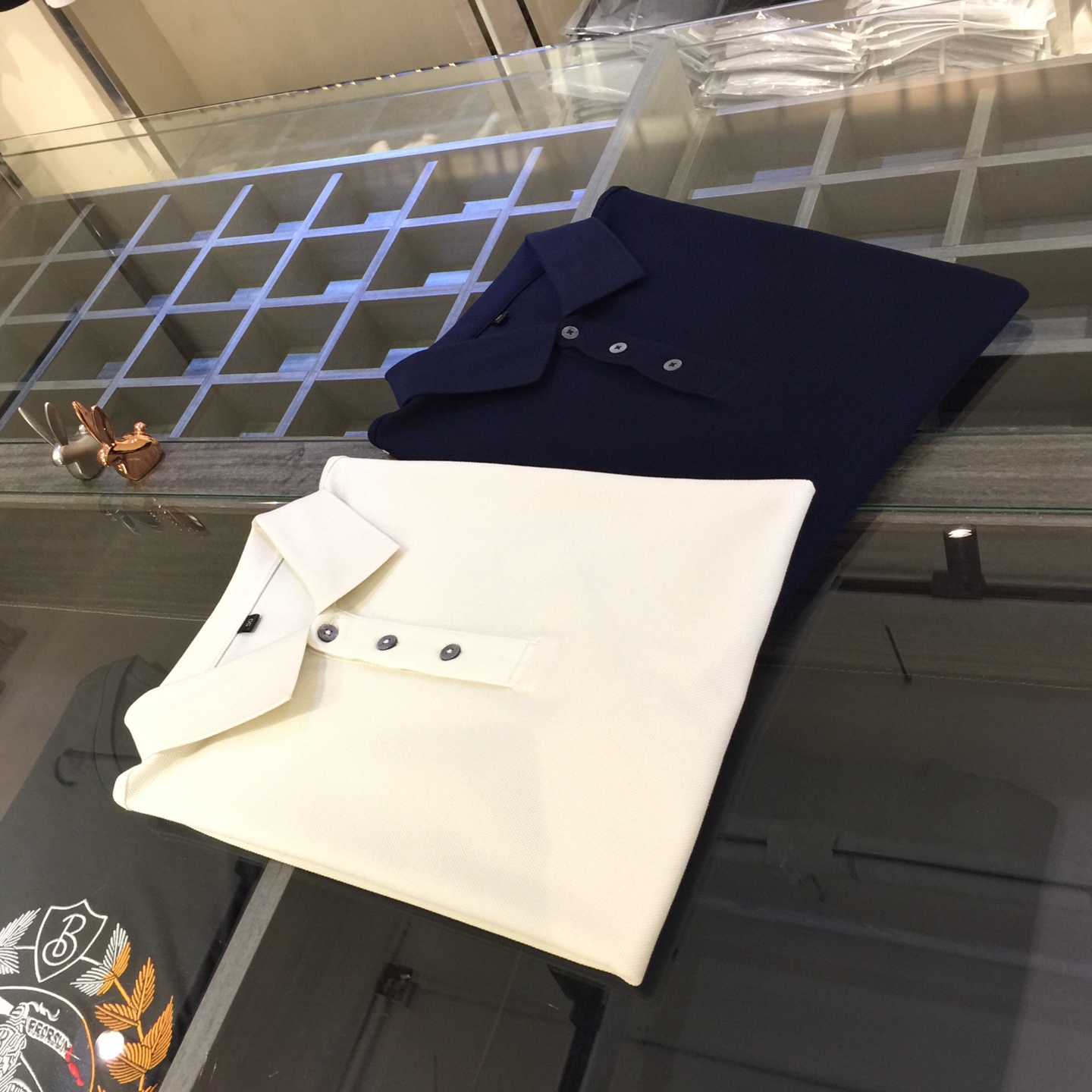 NO:122491,GH’s 2025 summer new product, instantly kill all versions!  Classic and fashionable versatile lapel short sleeves, customized mulberry silk silk silk cotton fabric, imported original starting yarn, soft and delicate fabric, basic base shirts are indispensable for men's wardrobe. They can be matched with various clothing anytime and anywhere to meet your daily life needs. The fabrics and factories we choose are all used by first-tier brands, so we recommend buying them!  Dark blue/white!  Size M~XXXL (model/125 catties wear M), gucci, T-shirt, alexander wang19860909G家2025夏季新品 秒杀一切版本！经典时尚百搭翻领短袖 订制桑蚕丝丝光棉面料 进口原版起脚天丝纱线 面料柔软细腻 男人的衣柜都少不了基础打底衫 随时随地都可以拿来搭配各种服饰 满足您日常生活需求.我们所选择的面料及工厂都是一线品牌所使用的,推荐入手！深蓝色/米白色！尺码M～XXXL（模特/125斤穿M）,,gucci,T-shirt,alexander wang,Men's clothing