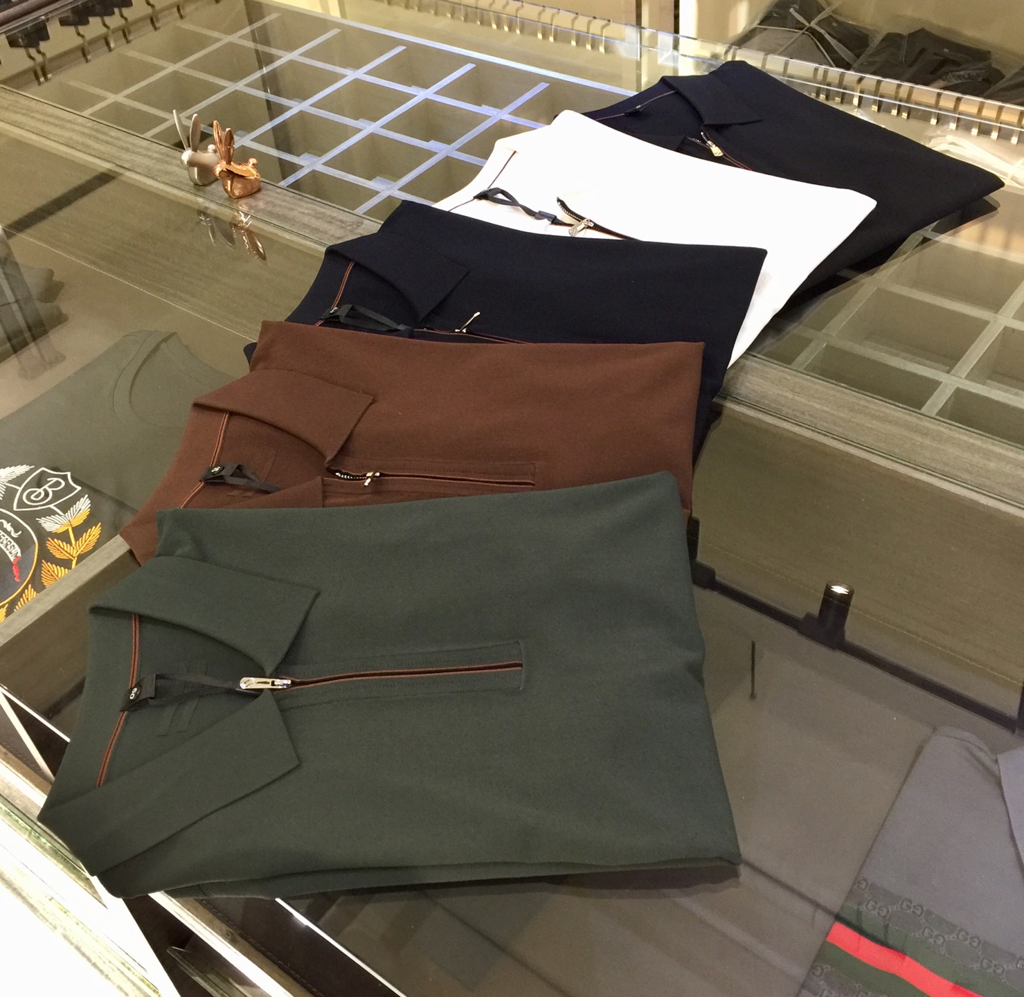 NO:122494,The gospel of Fat Brother Ze’s family is highly recommended!  The latest series of 2025AW, versatile commuting at work, elegant design, a must-have for business elites!  Use high-weight mulberry silk Yilit blended knitted foot cloth fabric!  Wen Ru is soft, delicate and soft, and the upper body is naturally comfortable. The lapel is a business casual slim fit. It can be worn in both business and leisure, which highlights the overall styling and slim body feel. The overall craftsmanship line is really impeccable. This kind of fashion adds points to urban fashion people and has a more gentlemanly charm!  Black/white/dark blue/coffee/gray green!  Size M~4XL (model/125 catties wear M), alexander wang19860909Ze家胖哥哥福音重磅推荐！2025AW最新系列 上班通勤百搭 富于优雅的设计感 商务精英必备！采用高克重桑蚕丝伊力特混纺针织起脚布面料！温儒柔软 细腻柔软 上身自然是舒适 翻领商务休闲修身款 无论是商务还是休闲时候都可穿搭 非常的凸显整体的造型感以及修身上身感 整体的工艺车线真的是无可挑剔的 这样的一款时装 无不为都市时尚人士加分 更加的绅士韵味十足范！黑色/白色/深蓝色/咖色/灰绿色！尺码M～4XL（模特/125斤穿M）,,alexander wang,Men's clothing