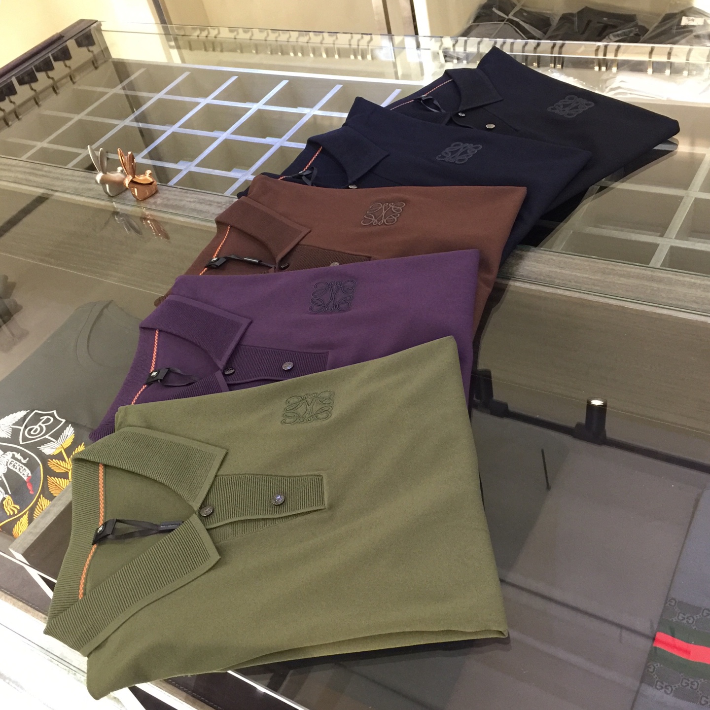 NO:122469,The gospel of Fat Brother Luo’s family is highly recommended!  The latest series of 2025AW, versatile commuting at work, elegant design, a must-have for business elites!  Use high-weight mulberry silk Yilit blended knitted foot cloth fabric!  Wen Ru is soft, delicate and soft, and the upper body is naturally comfortable. The lapel is a business casual slim fit. It can be worn in both business and leisure, which highlights the overall styling and slim body feel. The overall craftsmanship line is really impeccable. This kind of fashion adds points to urban fashion people and has a more gentlemanly charm!  Black/dark blue/coffee/purple/green!  Size M~4XL (model/125 catties wear M), loewe, alexander wang19860909罗家胖哥哥福音重磅推荐！2025AW最新系列 上班通勤百搭 富于优雅的设计感 商务精英必备！采用高克重桑蚕丝伊力特混纺针织起脚布面料！温儒柔软 细腻柔软 上身自然是舒适 翻领商务休闲修身款 无论是商务还是休闲时候都可穿搭 非常的凸显整体的造型感以及修身上身感 整体的工艺车线真的是无可挑剔的 这样的一款时装 无不为都市时尚人士加分 更加的绅士韵味十足范！黑色/深蓝色/咖色/紫色/绿色！尺码M～4XL（模特/125斤穿M）,,loewe,alexander wang,Men's clothing