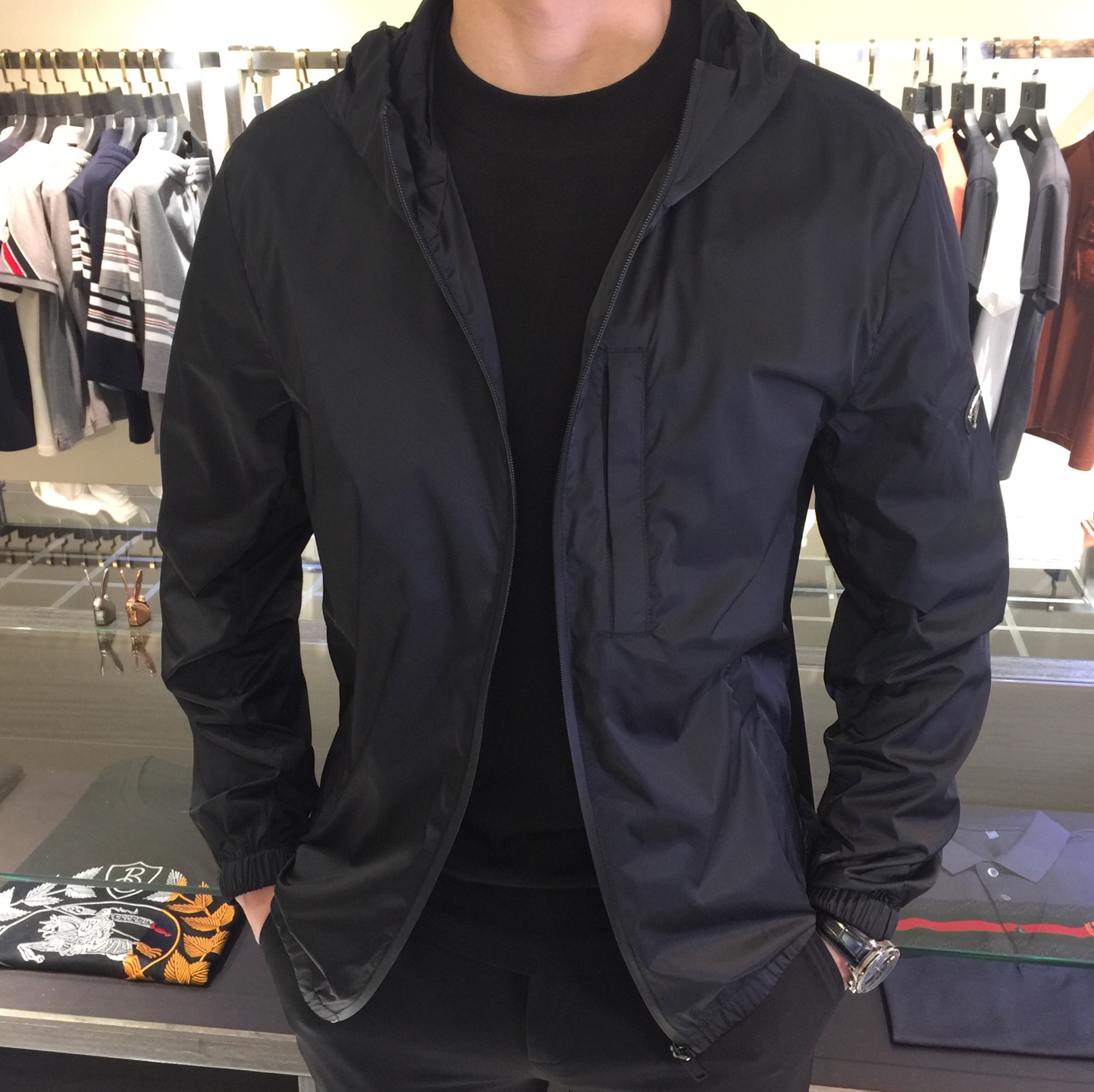 NO:122472,The original order of P family is ruthless!  The latest hooded jacket in spring and summer 2025!  Comfortable to wear, super texture, sports and leisure, a must-have for travel!  Wear for a long time, and the overall design is fashionable and simple!  Symbolizes the highest quality of the brand, classic and eternal!  Accept any kind of test!  Size M~XXXL (model/125 catties wear M), Jackets & coats,hats,alexander wang19860909P家原单狠货！2025春夏最新款连帽夹克！穿着舒适 质感超强 运动休闲,出行必备！穿着时间长,整体设计时尚简约！象征了品牌至高的品质,经典永恒！接受任何形式的考验！尺码M～XXXL（模特/125斤穿M）,,jackets & coats,hats,alexander wang,Men's clothing