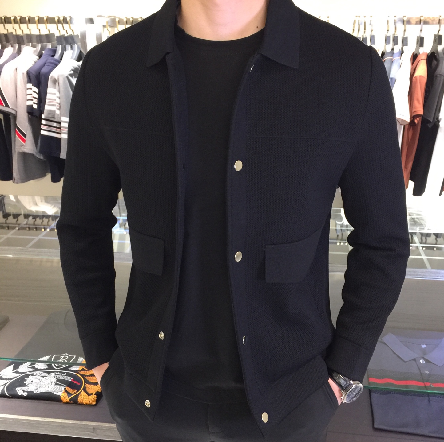 NO:122477,B Family launched a wool fashionable Tennis knitted blended cardigan jacket in spring 2025, with heavy craftsmanship and jacquard, full of three-dimensionality!  The personality is fashionable, exquisite craftsmanship, and creates extraordinary details. After complex craftsmanship, the fabric is a high-quality imported thread blend. It is affinity with the skin, the fabric is sweat-absorbing and breathable, with excellent shape, and the upper body effect is very stable and mature. It is versatile and age-reducing style. It is excellent in workmanship and is simple and generous!  Size M~XXXL (model/125 catties wear M), Jackets & coats,alexander wang19860909B家2025春季重磅推出羊毛时尚天丝针织混纺开衫外套,重工艺线条提花,立体感十足！个性时尚,精湛的工艺,缔造非凡的细节,经过复杂的工艺,面料成分是上等进口的织线混纺 亲和肌肤,面料吸汗又透气,版型精良,上身效果十分稳重成熟气质,百搭减龄款,做工超赞,简单大方！尺码M～XXXL（模特/125斤穿M）,,jackets & coats,alexander wang,Men's clothing