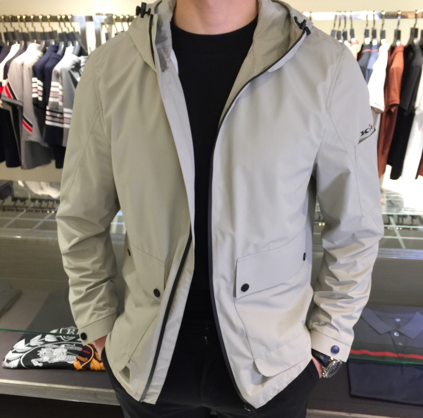 NO:122483,Ki Home's new spring and summer 2025 hooded jacket is definitely a casual and business-style item. The fabric is comfortable and you will be well protected in the changing seasons!  There are no too many complex colors, and the quality and status are highlighted in low-key. There are many surprises in the details. Jackets with super high grades and specifications are popular products that loyal fans cannot miss!  Made of classic tech fiber nylon material, it has a silky smooth effect. It is simple and easy to match, and it is very handsome!  It is recommended that all men must have this item!  It would be a pity to miss it!  Black/Odd-white!  Size M~XXXL (model/125 catties wear M), Jackets & coats, Jackets & coats, Hats, Alexander wang19860909Ki家2025春夏新款连帽外套,绝对是一款休闲与商务范并存的单品,面料舒适,在多变季节护你周全！没有过多复杂的配色,低调中彰显品质与地位.细节处惊喜连连.档次与规格超高的夹克外套,忠实粉丝不可错过的人气产物！采用经典的科技纤维尼龙材质打造,有着丝质般光滑的效果.简约易搭配,帅气十足！推荐全员男士务必人手这款单品！错过绝对会相当遗憾！黑色/灰白色！尺码M～XXXL（模特/125斤穿M）,,jackets & coats,jackets & coats,hats,alexander wang,Men's clothing