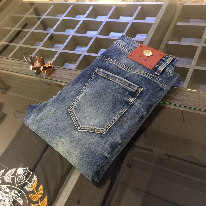 NO:122486,Fanjia high-end series of trade channel goods!  European custom version 2025 spring and summer new jeans, the upper body effect is great, original hardware!  Fashionable and stylish. The fabric is pure cotton denim with micro elasticity, comfortable and breathable. It cannot pill. The latest element design in 25 years and the selection of hardware are also selected. The cool men in magazines wear casual shirts and cool casual shoes. They are full of vitality and youthful style. Even if they are older, they are perfectly competent. They are really casual and masculine!  Size 28~3837. (Model/125 catties wear 30), jeans,alexander wang19860909范家高端系列贸易渠道货！欧洲定制版 2025春夏新款牛仔裤 上身效果非常的棒 原版五金！时尚而有型 面料是纯棉牛仔布 带微弹性 舒适透气 不会起球 25年最新元素设计 以及五金的选材上也都是精选高等级五金 喜爱杂志中酷酷的男人 穿着休闲衬衣 搭配酷酷休闲鞋 一身活力四射的青春范 即使年纪大点此款也完全可以胜任 真是怎么搭怎么率性男人味十足！尺码28～3837.（模特/125斤穿30）,,jeans,alexander wang,Men's clothing