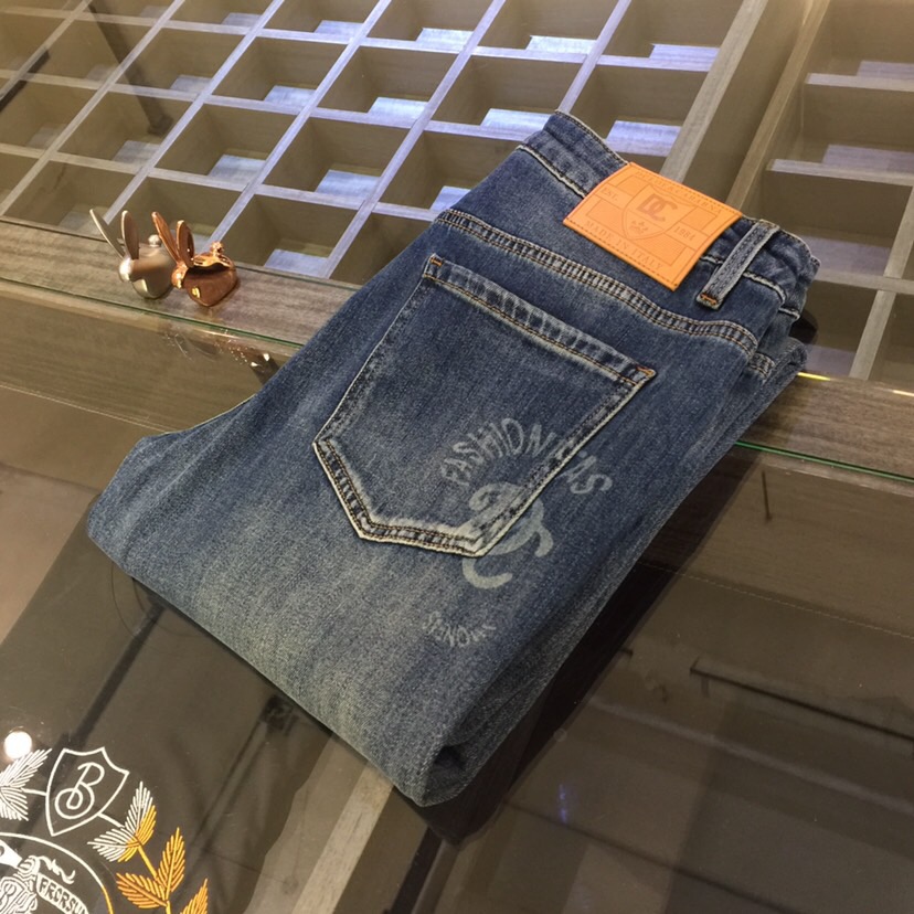 NO:122488,D-home high-end series of trade channel goods!  European custom version 2025 spring and summer new jeans, the upper body effect is great, original hardware!  Fashionable and stylish. The fabric is pure cotton denim with micro elasticity, comfortable and breathable. It cannot pill. The latest element design in 25 years and the selection of hardware are also selected. The cool men in magazines wear casual shirts and cool casual shoes. They are full of vitality and youthful style. Even if they are older, they are perfectly competent. They are really casual and masculine!  Size 28~3837. (Model/125 catties wear 30), Dior, Jeans, Alexander wang19860909D家高端系列贸易渠道货！欧洲定制版 2025春夏新款牛仔裤 上身效果非常的棒 原版五金！时尚而有型 面料是纯棉牛仔布 带微弹性 舒适透气 不会起球 25年最新元素设计 以及五金的选材上也都是精选高等级五金 喜爱杂志中酷酷的男人 穿着休闲衬衣 搭配酷酷休闲鞋 一身活力四射的青春范 即使年纪大点此款也完全可以胜任 真是怎么搭怎么率性男人味十足！尺码28～3837.（模特/125斤穿30）,,dior,jeans,alexander wang,Men's clothing