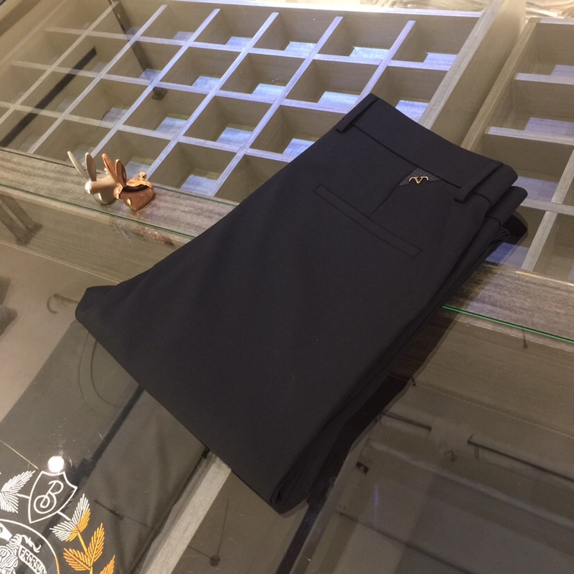 NO:122490,Warren Home's new spring and summer nine-point trousers 2025, original single product, brand launch, customer-supply imported high-density mercerized cotton blend elastic fabric, hardware accessories are all customer-supply, quality comes from details, very classy, ​​the pants are three-dimensional tailored slim casual trousers!  This style has a very high span. There is no problem with young and middle-aged people because his style is so perfect, the color is very versatile!  Size 29~3837. (Model/125 catties wear 30), valentino, alexander wang19860909华伦家2025春夏装九分西裤新品 原单货 品牌上线、客供进口高密度丝光棉混纺弹性面料 五金附料都是客供 品质源于细节 非常显档次 裤型属于立体剪裁修身休闲西裤！这个版型很跨度非常的高 年轻 中年的 都没有问题 因为他的版型太完美了颜色也非常百搭！尺码29～3837.（模特/125斤穿30）,,valentino,alexander wang,Men's clothing
