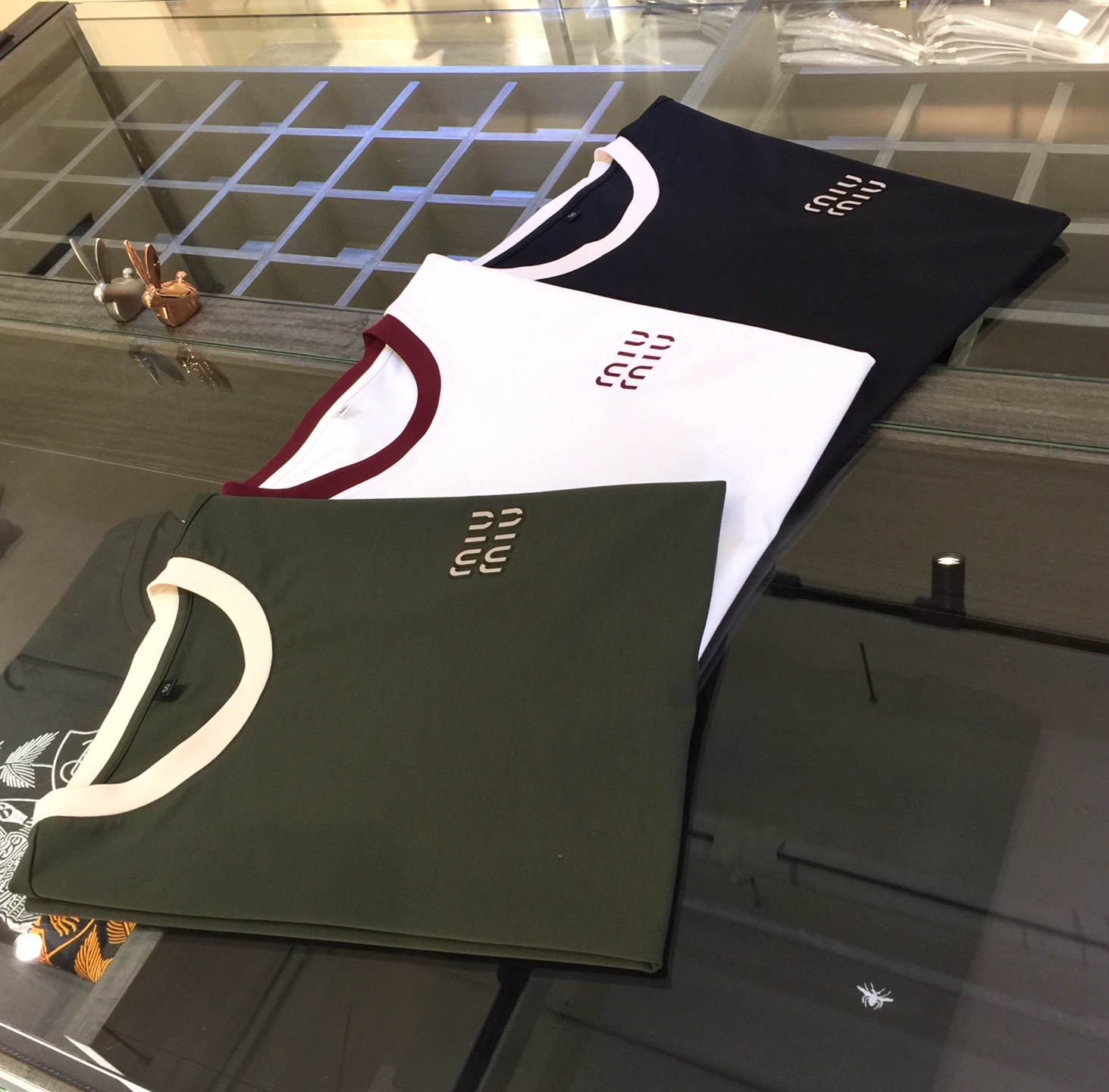 NO:122496,Miujia’s new summer 2025 product, instantly kill all versions!  Classic and fashionable versatile round neck short sleeves, customized mercerized cotton super soft fabric, three-dimensional craftsmanship logo on the chest!  The contrasting color design is super good!  Basic base shirts are indispensable for men's wardrobe. They can be matched with various clothing anytime and anywhere to meet your daily needs. The fabrics and factories we choose are all used by first-tier brands, so we recommend buying them!  Black/white/military green!  Size M~XXXL (model/125 catties wear M), miumiu, T-shirt, alexander wang19860909Miu家2025夏季新品 秒杀一切版本！经典时尚百搭圆领短袖 订制丝光棉超柔软面料 胸前立体工艺Logo！撞色设计超好看！男人的衣柜都少不了基础打底衫 随时随地都可以拿来搭配各种服饰 满足您日常生活需求.我们所选择的面料及工厂都是一线品牌所使用的,推荐入手！黑色/白色/军绿色！尺码M～XXXL（模特/125斤穿M）,,miumiu,T-shirt,alexander wang,Men's clothing