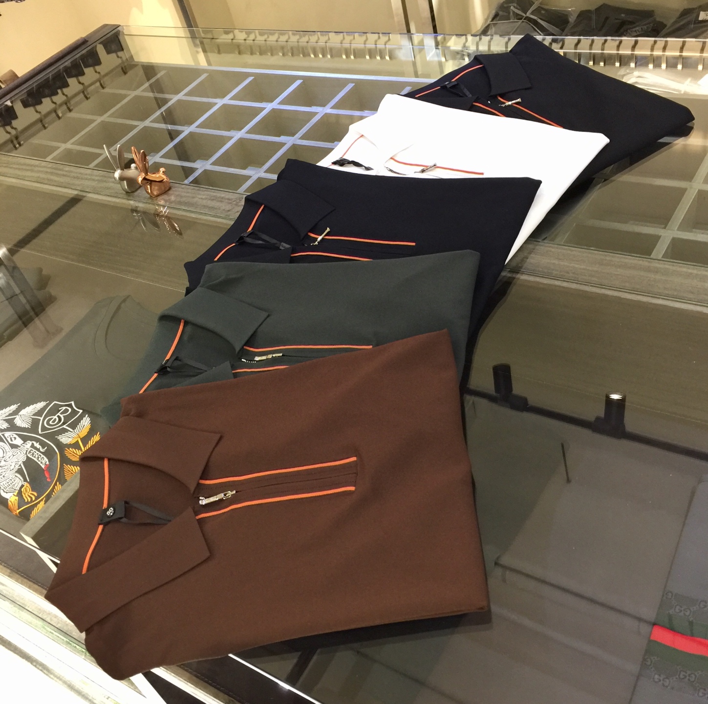 NO:122498,The gospel of the fat brother of LP family is recommended!  The latest series of 2025AW, versatile commuting at work, elegant design, a must-have for business elites!  Use high-weight mulberry silk Yilit blended knitted foot cloth fabric!  Wen Ru is soft, delicate and soft, and the upper body is naturally comfortable. The lapel is a business casual slim fit. It can be worn in both business and leisure, which highlights the overall styling and slim body feel. The overall craftsmanship line is really impeccable. This kind of fashion adds points to urban fashion people and has a more gentlemanly charm!  Black/white/dark blue/coffee/gray green!  Size M~4XL (model/125 catties wear M), loro piana, alexander wang19860909LP家胖哥哥福音重磅推荐！2025AW最新系列 上班通勤百搭 富于优雅的设计感 商务精英必备！采用高克重桑蚕丝伊力特混纺针织起脚布面料！温儒柔软 细腻柔软 上身自然是舒适 翻领商务休闲修身款 无论是商务还是休闲时候都可穿搭 非常的凸显整体的造型感以及修身上身感 整体的工艺车线真的是无可挑剔的 这样的一款时装 无不为都市时尚人士加分 更加的绅士韵味十足范！黑色/白色/深蓝色/咖色/灰绿色！尺码M～4XL（模特/125斤穿M）,,loro piana,alexander wang,Men's clothing