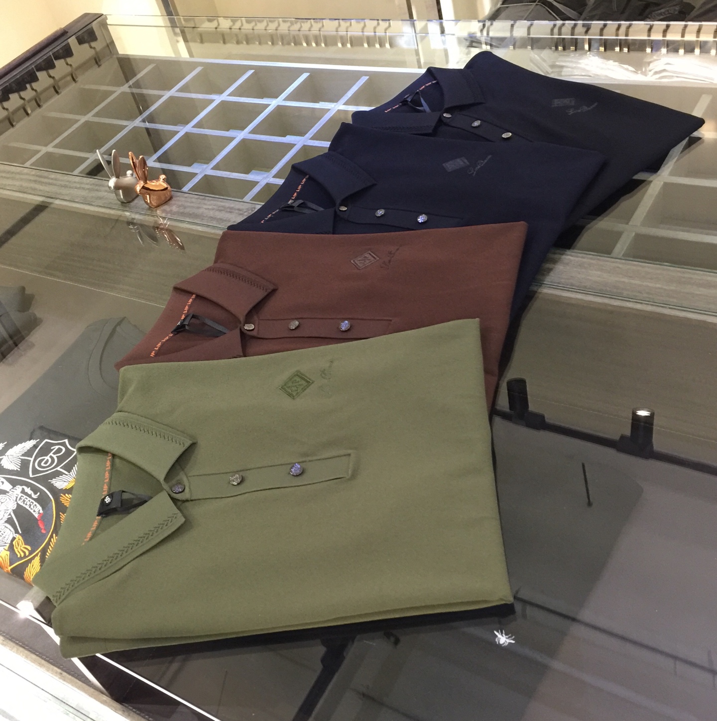 NO:122500,The gospel of the fat brother of LP family is recommended!  The latest series of 2025AW, versatile commuting at work, elegant design, a must-have for business elites!  Use high-weight mulberry silk Yilit blended knitted foot cloth fabric!  Wen Ru is soft, delicate and soft, and the upper body is naturally comfortable. The lapel is a business casual slim fit. It can be worn in both business and leisure, which highlights the overall styling and slim body feel. The overall craftsmanship line is really impeccable. This kind of fashion adds points to urban fashion people and has a more gentlemanly charm!  Black/dark blue/coffee/green!  Size M~4XL (model/125 catties wear M), loro piana, alexander wang19860909LP家胖哥哥福音重磅推荐！2025AW最新系列 上班通勤百搭 富于优雅的设计感 商务精英必备！采用高克重桑蚕丝伊力特混纺针织起脚布面料！温儒柔软 细腻柔软 上身自然是舒适 翻领商务休闲修身款 无论是商务还是休闲时候都可穿搭 非常的凸显整体的造型感以及修身上身感 整体的工艺车线真的是无可挑剔的 这样的一款时装 无不为都市时尚人士加分 更加的绅士韵味十足范！黑色/深蓝色/咖色/绿色！尺码M～4XL（模特/125斤穿M）,,loro piana,alexander wang,Men's clothing