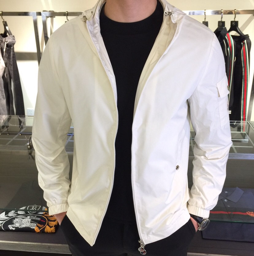 NO:122504,Mo Home's new spring and summer jacket is definitely a casual and business-style item. The fabric is comfortable and you will be well protected in the changing seasons!  There are no too many complex colors, and the quality and status are highlighted in low-key. The details are full of surprises. The jacket with super high grade and specifications is a popular product that must not be missed by loyal fans of M homes!  Made of classic tech fiber nylon material, it has a silky smooth effect. It is simple and easy to match, and it is very handsome!  It is recommended that all men must have this item!  It would be a pity to miss it!  Black/white!  Size M~XXXL (model/125 catties wear M), Jackets & coats, Jackets & coats, alexander wang19860909Mo家2025春夏新款外套,绝对是一款休闲与商务范并存的单品,面料舒适,在多变季节护你周全！没有过多复杂的配色,低调中彰显品质与地位.细节处惊喜连连.档次与规格超高的夹克外套,M家忠实粉丝不可错过的人气产物！采用经典的科技纤维尼龙材质打造,有着丝质般光滑的效果.简约易搭配,帅气十足！推荐全员男士务必人手这款单品！错过绝对会相当遗憾！黑色/白色！尺码M～XXXL（模特/125斤穿M）,,jackets & coats,jackets & coats,alexander wang,Men's clothing