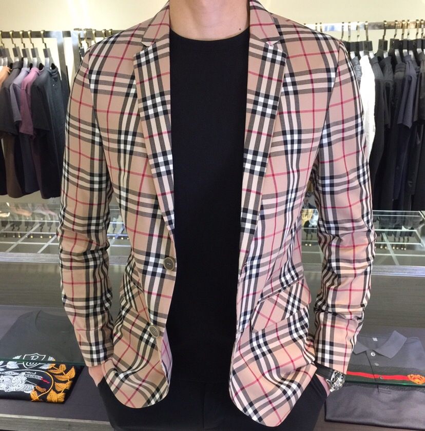 NO:122506,B-home 2025ss spring new style, high-end customization, business-style eternal suit style, classic suit collar, 2 buckles!  The waist is slightly closed, the simplest commuting and casual design!  Because this model is a light and soft commuter outfit, the whole body is more uniform, atmospheric and decent, and it highlights the exquisiteness casually. It uses top-quality custom super soft silky cotton and linen blended fiber fabric, high-density ultra-thin material, skin-friendly, delicate and comfortable, soft and breathable, super texture, and strong sense of class. Classic and not picky, the color for men's wardrobe is simple and generous, easy to wear but not picky, and the quality can definitely stand the test. Size M~XXXL (model/125 jin wear M), business suit, alexander wang19860909B家2025ss春季新款 高级定制 商务风永恒的西装版型 经典西装领,2粒扣！腰部微收,最为简约通勤与休闲设计！因这款主打的是轻薄、柔软的通勤装,整身更为平服,大气得体,随意中凸显精致.采用顶级定制超柔丝滑棉麻混纺纤维面料 高密超薄材质、手感亲肤 细腻舒适 柔软透气,质感超强,档次感强.经典不挑人,男士衣橱专用的颜色 简单大方,好穿不挑人,品质绝对经得起考验.尺码M～XXXL（模特/125斤穿M）,,business suit,alexander wang,Men's clothing