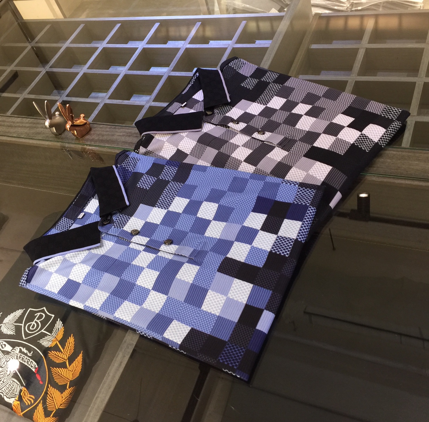 NO:122508,The latest short-sleeved lapel shirt for the 2025 summer release!  High-end silk cotton fabric, breathable, comfortable, delicate and soft, all original customized products, and high-end digital printing of the whole dress!  High-end quality!  High-quality shipment, fashionable and stylish upper body!  Black/Blue!  Size M~XXXL (model/125 catties wear M), louis vuitton,louis vuitton,t-shirt,alexander wang19860909驴家2025夏季最新发布短袖翻领衫！高档天丝棉面料,透气舒适细腻柔软,面料,辅料全部原版定制出品,整衣高档数码印花！品质高端！高品质出货,上身时尚有型！黑色/蓝色！尺码M～XXXL（模特/125斤穿M）,,louis vuitton,louis vuitton,T-shirt,alexander wang,Men's clothing