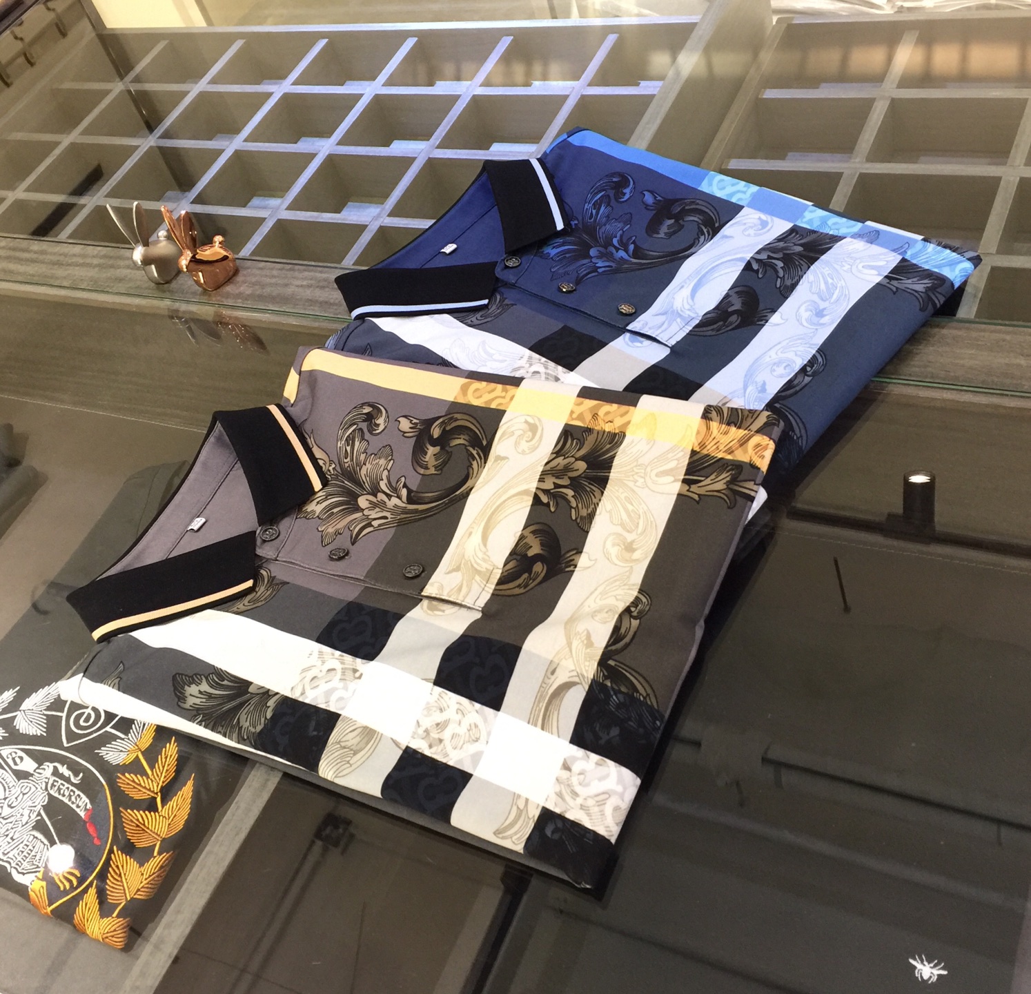 NO:122510,B Family’s latest short-sleeved lapel shirt is released in summer 2025!  High-end silk cotton fabric, breathable, comfortable, delicate and soft, all original customized products, and high-end digital printing of the whole dress!  High-end quality!  High-quality shipment, fashionable and stylish upper body!  Blue/Gray!  Size M~XXXL (model/125 catties wear M), T-shirt, alexander wang19860909B家2025夏季最新发布短袖翻领衫！高档天丝棉面料,透气舒适细腻柔软,面料,辅料全部原版定制出品,整衣高档数码印花！品质高端！高品质出货,上身时尚有型！蓝色/灰色！尺码M～XXXL（模特/125斤穿M）,,T-shirt,alexander wang,Men's clothing