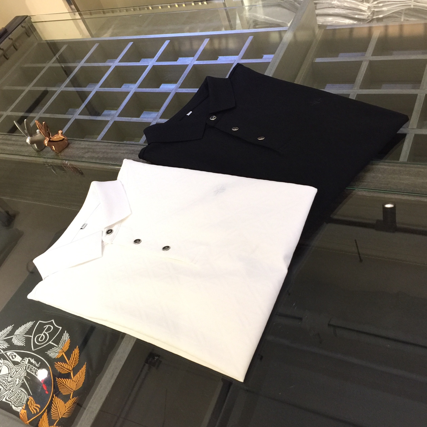 NO:122513,Dijia 2025 summer wear new lapel shirt, a brand new concept, a masterpiece of fashion tycoons, adopts the top integrated molding process, and the fabric adopts the top double mercerized knitting and flower burning process!  The delicate and smooth texture makes people feel comfortable. Highly recommended. And you can't see such a style outside at all!  It is definitely an eye-catching model that cannot be missed. It shows its fashionable charm and style. It is perfectly matched in terms of color and style. Black/white!  Size M~XXXL (model/125 catties wear M), dior, alexander wang19860909迪家2025夏装新品翻领衫 全新的概念 时尚大鳄的精品之作,采用最顶尖一体成型工艺 面料采用顶级双丝光针织烧花工艺！ 细腻柔滑的质感 让人倍感舒适 强烈推荐 而且外面您是根本看不到这样的款式的！绝对是不容错过的吸睛款 尽显时尚魅力风尚不管是从色系还是款式上都是完美搭配.黑色/白色！尺码M～XXXL（模特/125斤穿M）,,dior,alexander wang,Men's clothing