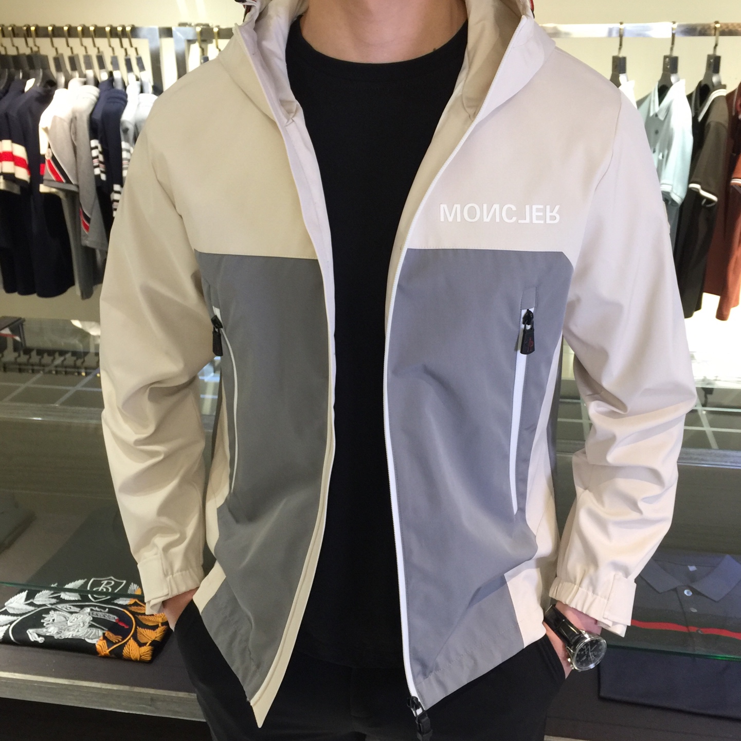 NO:122505,Mo's latest original single charge jacket for spring 2025!  Comfortable to wear, super texture, sports and leisure, a must-have for travel!  Wear for a long time, and the overall design is fashionable and simple!  Symbolizes the highest quality of the brand, classic and eternal!  Accept any kind of test!  Black/Beige!  Size M~XXXL (model 175/125 catties wear M), Jackets & coats, alexander wang19860909Mo家2025春季最新款原单冲锋外套！穿着舒适 质感超强 运动休闲,出行必备！穿着时间长,整体设计时尚简约！象征了品牌至高的品质,经典永恒！接受任何形式的考验！黑色/米白色！尺码M～XXXL（模特175/125斤穿M）,,jackets & coats,alexander wang,Men's clothing