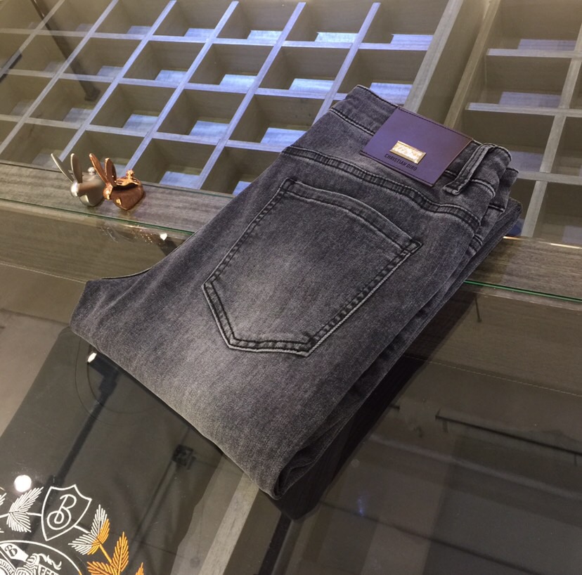 NO:124486,Dijia high-end series of trade channel goods!  European custom version 2025 spring and summer new jeans, the upper body effect is great, original hardware!  Fashionable and stylish. The fabric is pure cotton denim with micro elasticity, comfortable and breathable. It cannot pill. The latest element design in 25 years and the selection of hardware are also selected. The cool men in magazines wear casual shirts and cool casual shoes. They are full of vitality and youthful style. Even if they are older, they are perfectly competent. They are really casual and masculine!  Size 28~3837. (Model/125 catties wear 30), Dior, Jeans, Alexander wang19860909迪家高端系列贸易渠道货！欧洲定制版 2025春夏新款牛仔裤 上身效果非常的棒 原版五金！时尚而有型 面料是纯棉牛仔布 带微弹性 舒适透气 不会起球 25年最新元素设计 以及五金的选材上也都是精选高等级五金 喜爱杂志中酷酷的男人 穿着休闲衬衣 搭配酷酷休闲鞋 一身活力四射的青春范 即使年纪大点此款也完全可以胜任 真是怎么搭怎么率性男人味十足！尺码28～3837.（模特/125斤穿30）,,dior,jeans,alexander wang,Men's clothing